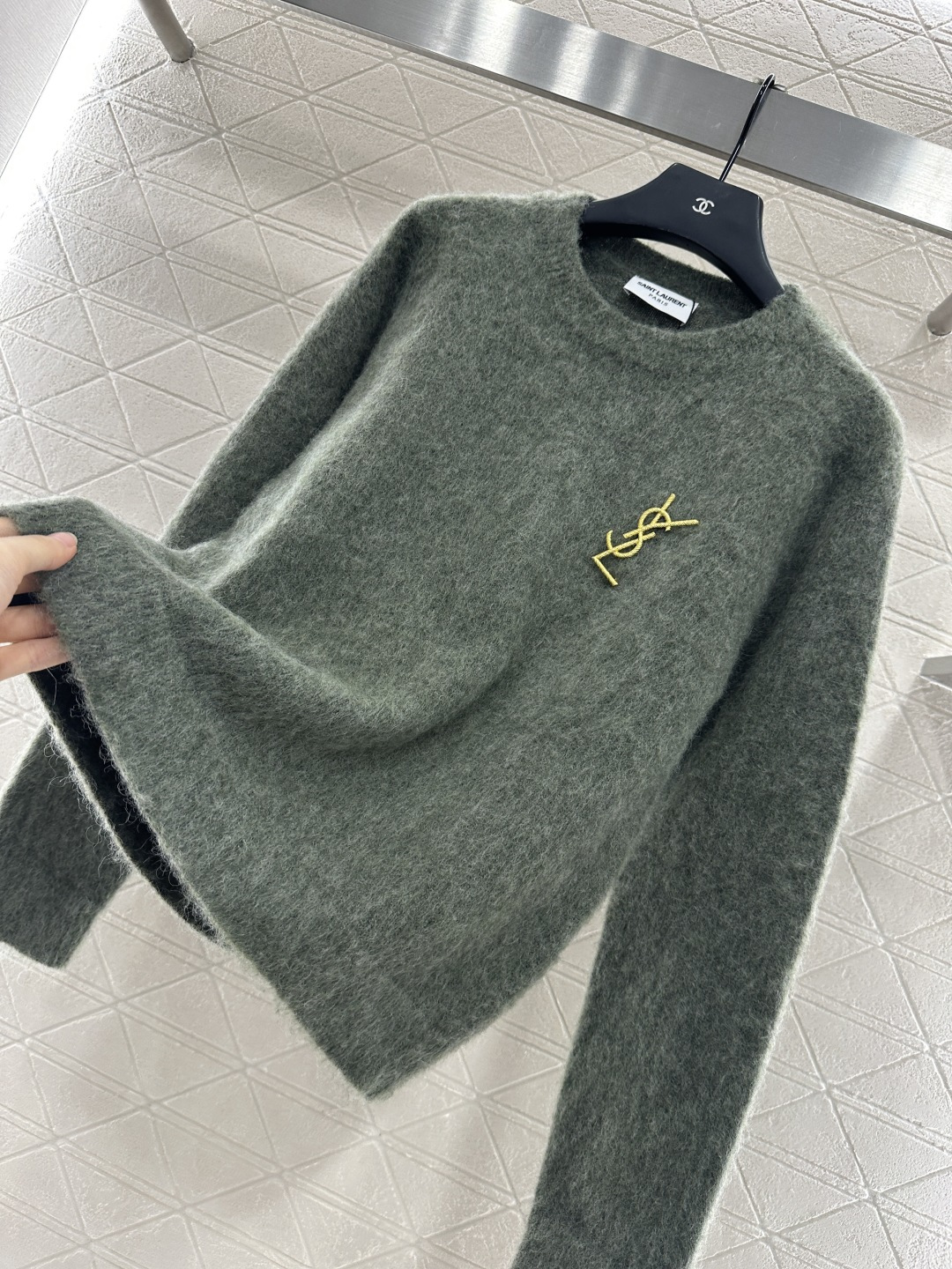 ♥Sanint Lauren*♥2025新品上架
      胸针字母针织毛衣
定制YB羊毛纱线织造 柔