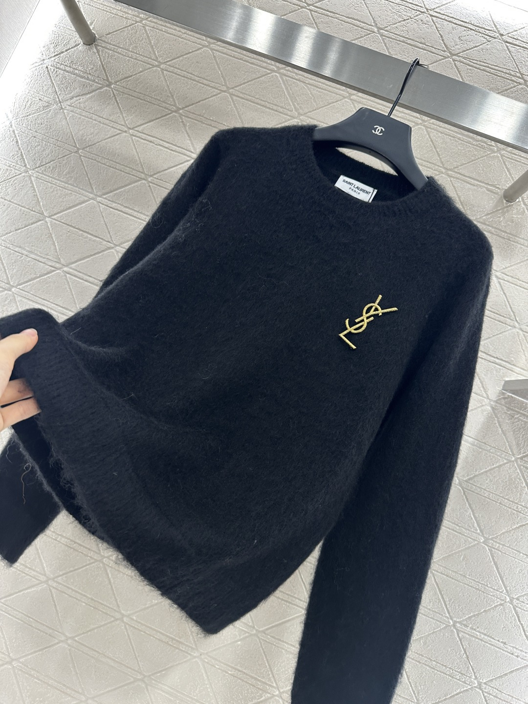 ♥Sanint Lauren*♥2025新品上架
      胸针字母针织毛衣
定制YB羊毛纱线织造 柔