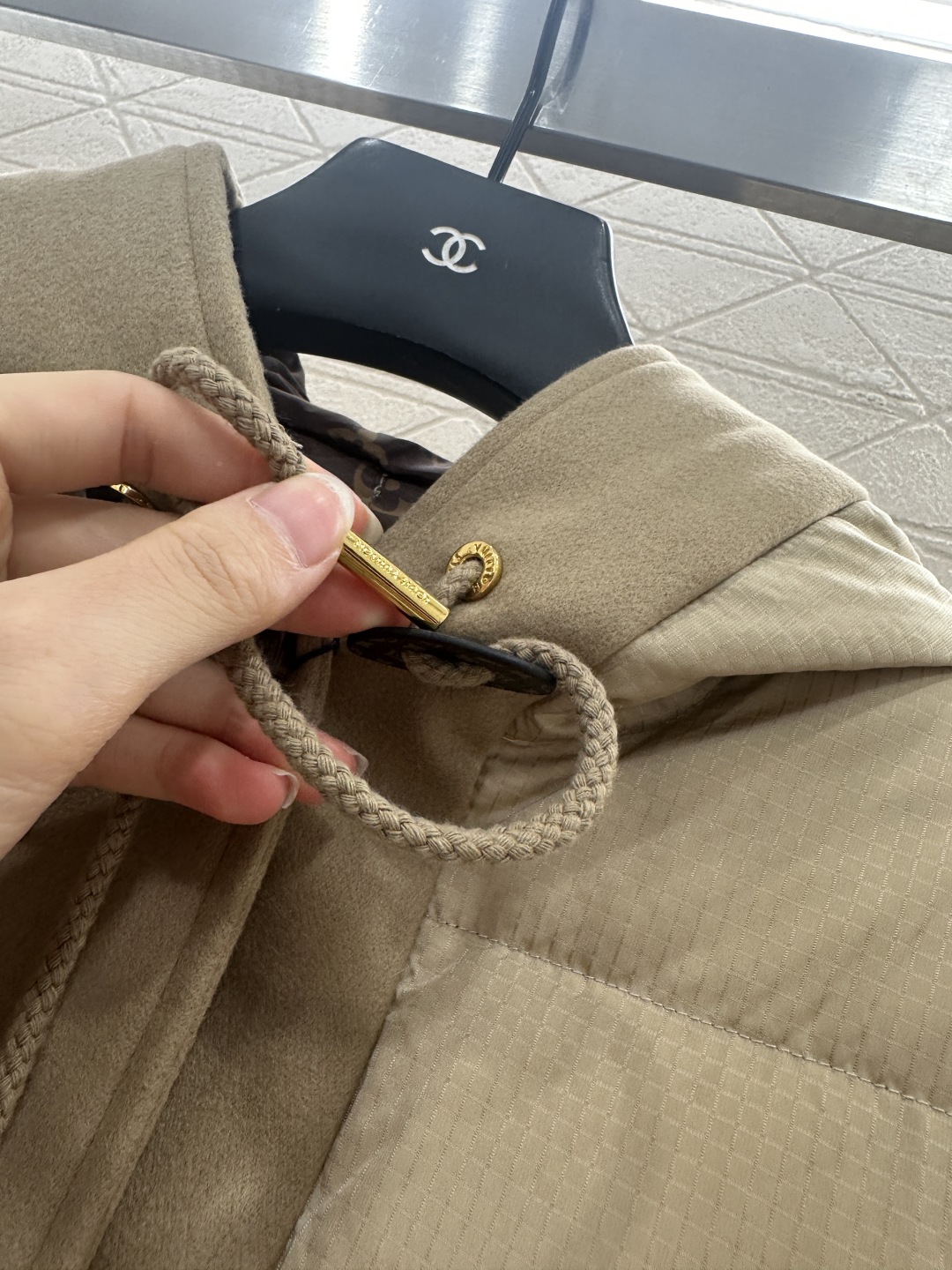 ♥Louis Vuitto*♥2025新品上架
       连帽抽绳羽绒服
定制YB进口防风防水尼龙材