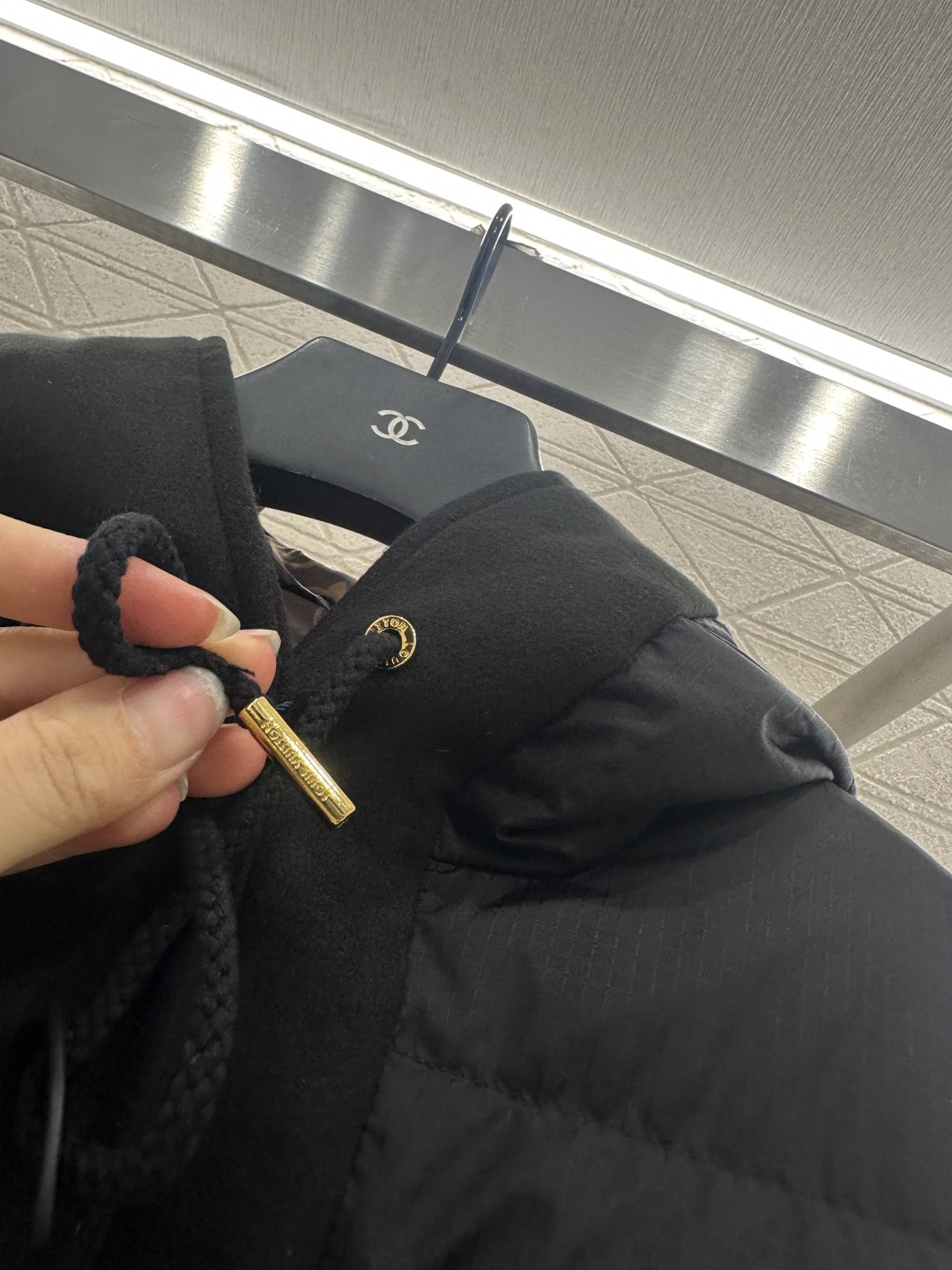 ♥Louis Vuitto*♥2025新品上架
       连帽抽绳羽绒服
定制YB进口防风防水尼龙材