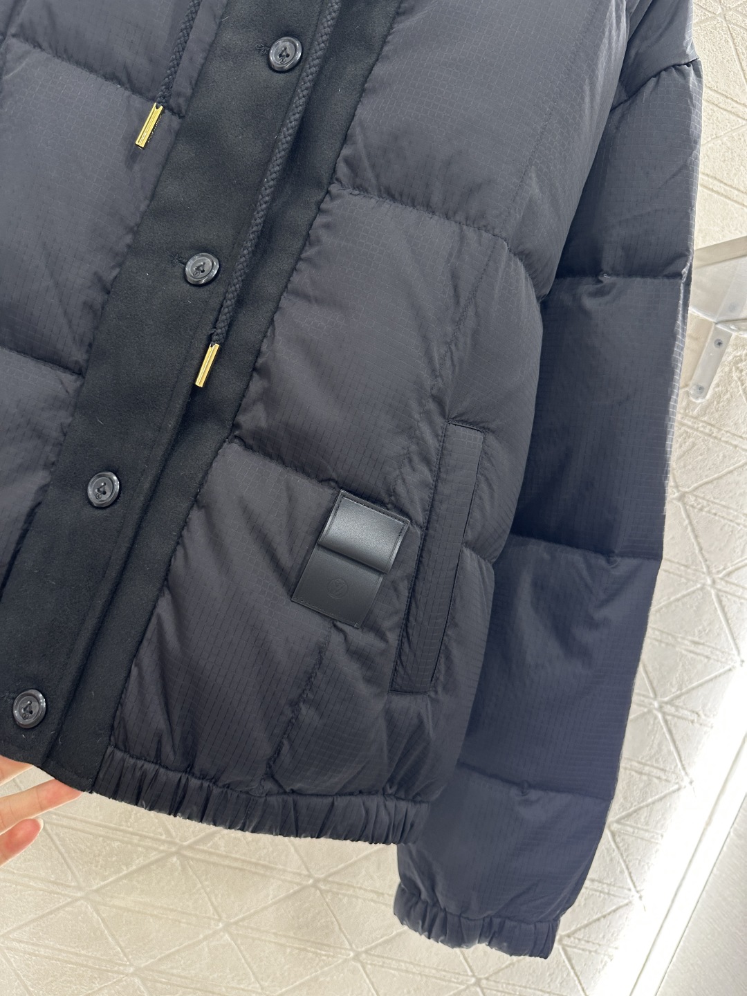 ♥Louis Vuitto*♥2025新品上架
       连帽抽绳羽绒服
定制YB进口防风防水尼龙材