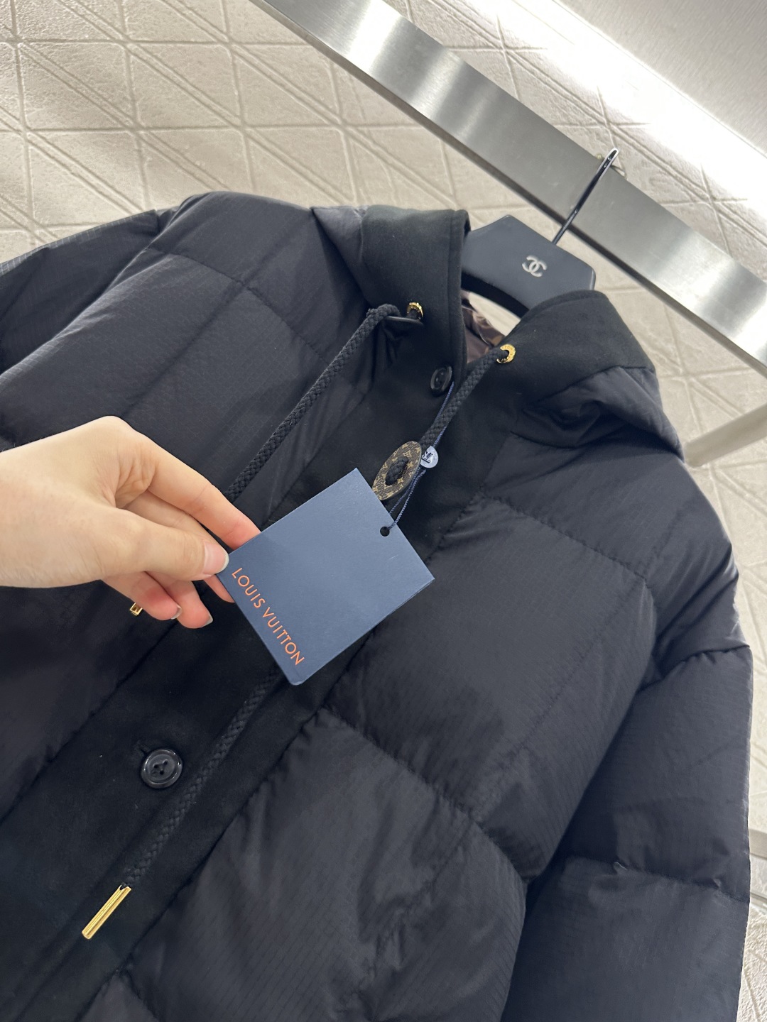 ♥Louis Vuitto*♥2025新品上架
       连帽抽绳羽绒服
定制YB进口防风防水尼龙材