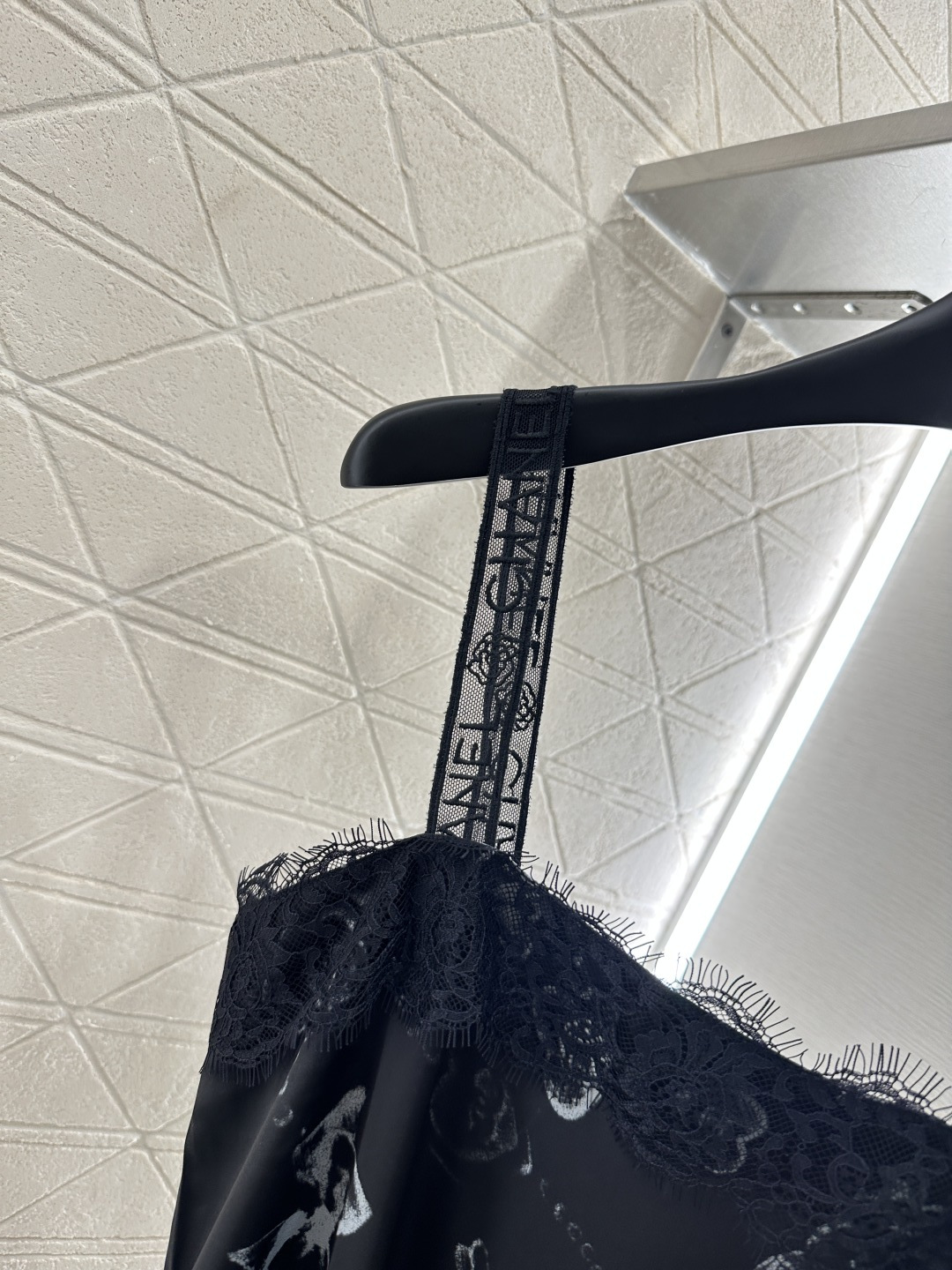 ♥Chane*♥2025新品上架
    印花真丝系列
定制YB进口斜纹稠材质 质感光泽 垂顺有型 平口