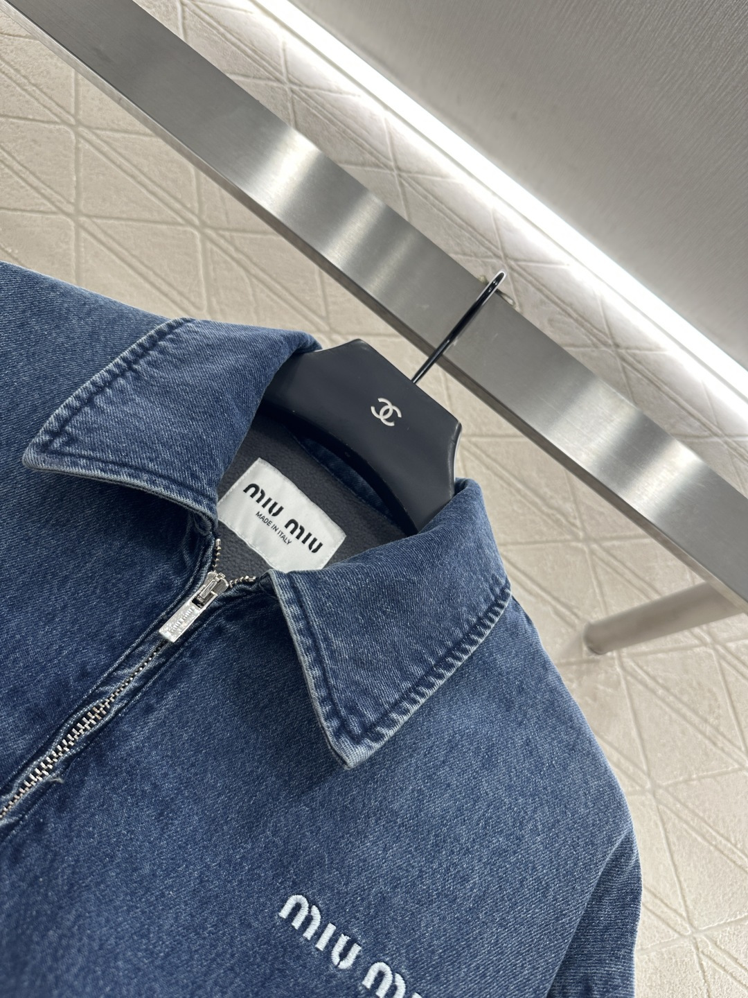 ♥Miumi*♥2025新品上架
       牛仔摇粒绒外套
定制YB斜纹棉牛仔材质 质感挺括 穿搭有