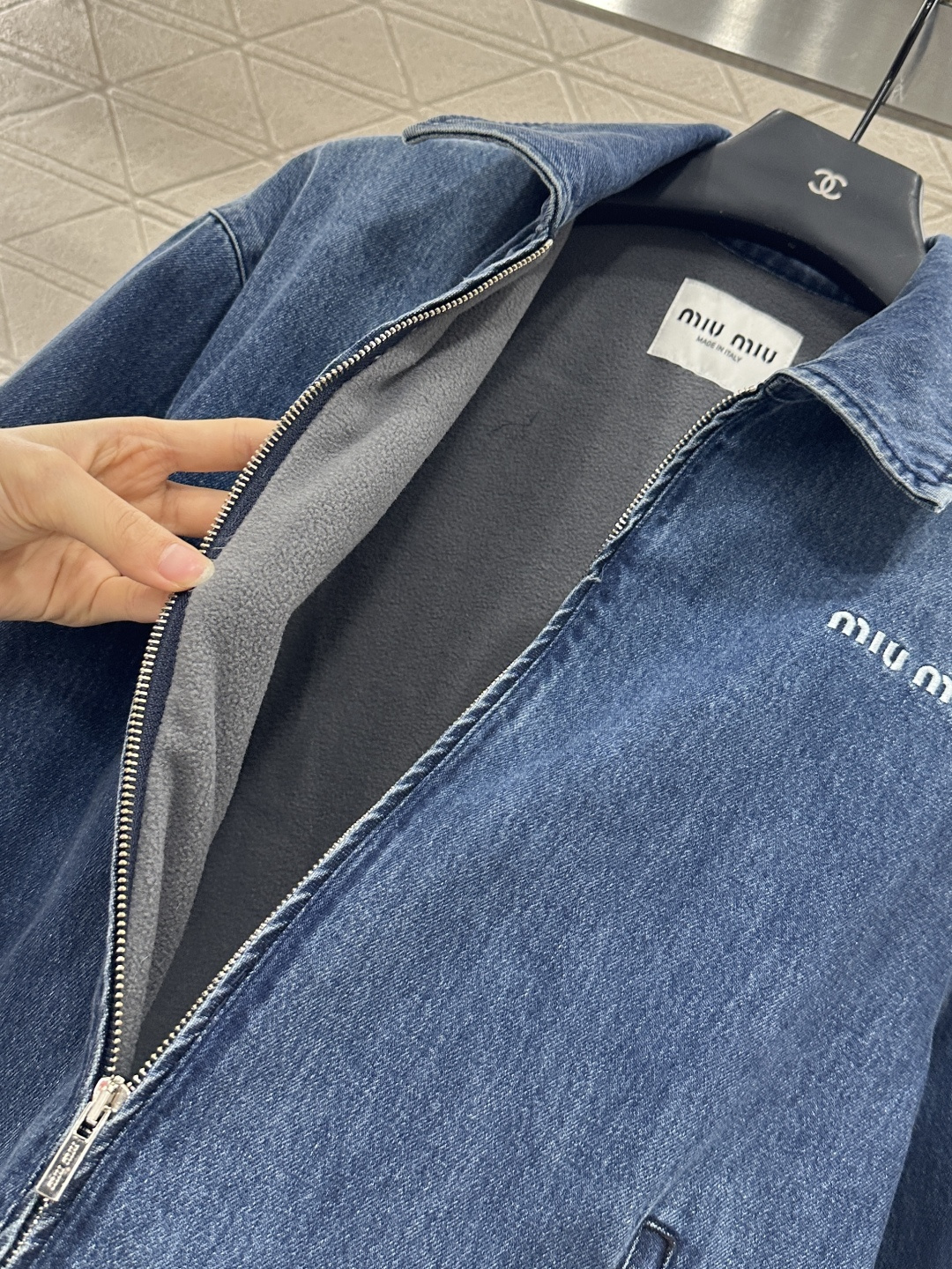 ♥Miumi*♥2025新品上架
       牛仔摇粒绒外套
定制YB斜纹棉牛仔材质 质感挺括 穿搭有