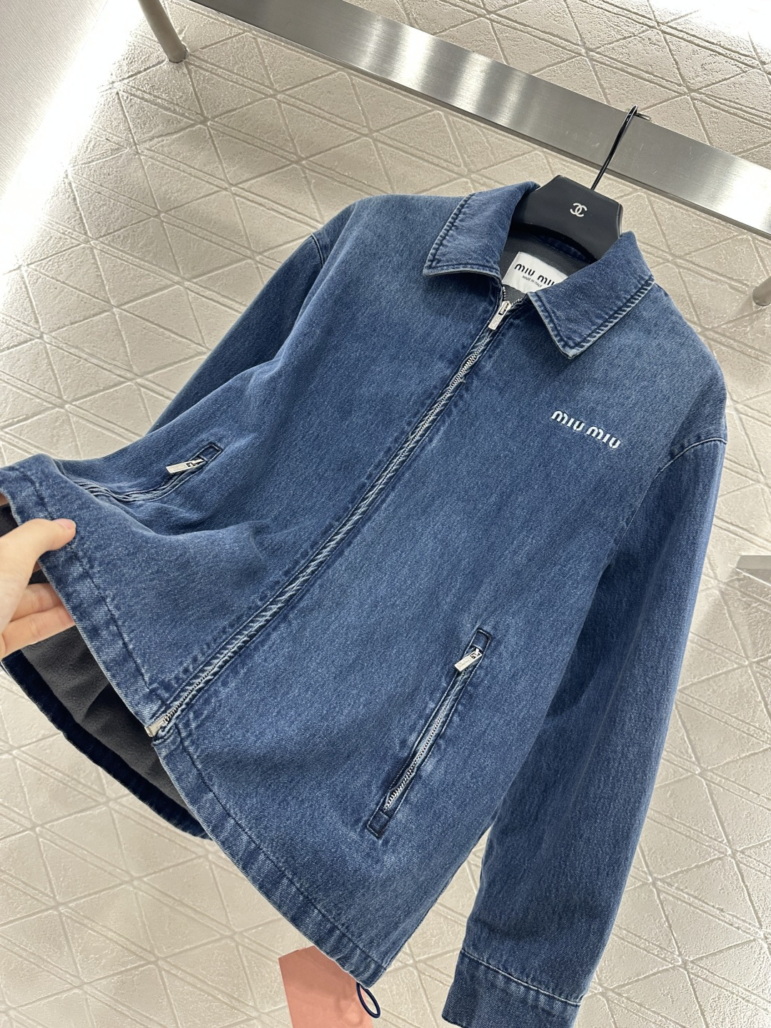 ♥Miumi*♥2025新品上架
       牛仔摇粒绒外套
定制YB斜纹棉牛仔材质 质感挺括 穿搭有