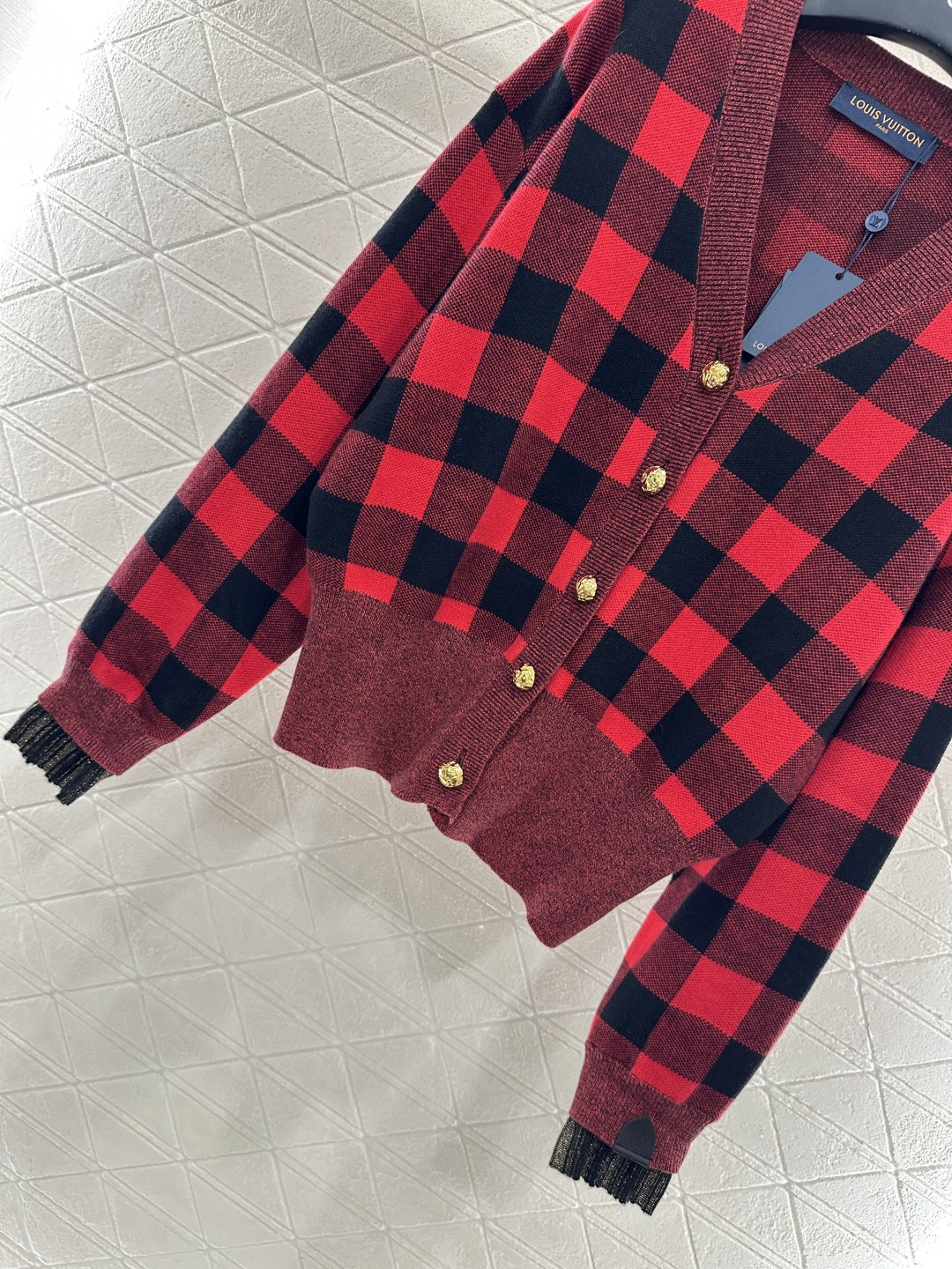 ♥Louis Vuitto*♥2025新品上架
       格纹针织开衫
定制YB羊绒羊毛纱线织造 柔