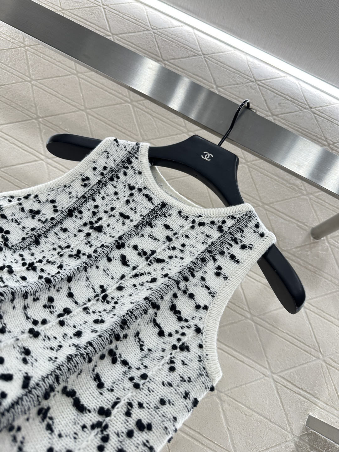 ♥Loew*♥2025新品上架
      花点针织背心
定制YB羊毛纱线织造 穿搭舒适 质感十足 针织