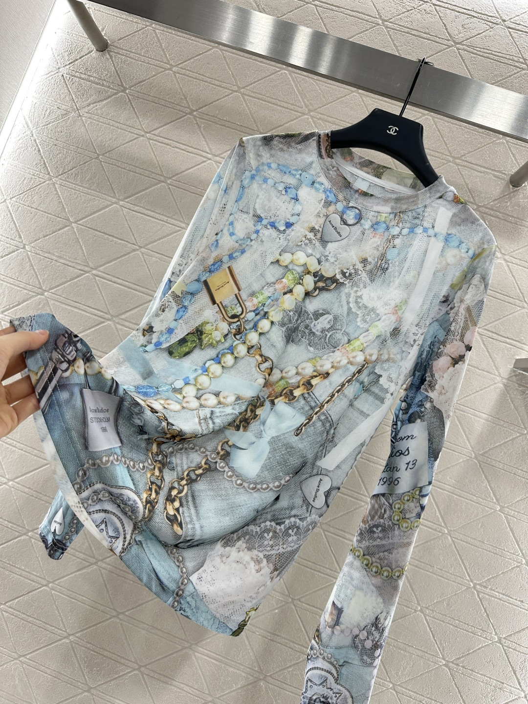 ♥Acne studio*♥2025新品上架
        修身圆领打底衫
定制YB进口网纱材质 清透