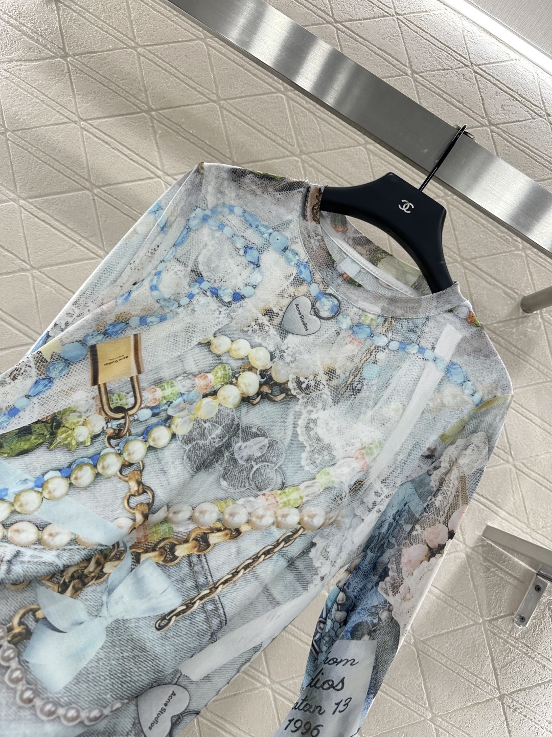 ♥Acne studio*♥2025新品上架
        修身圆领打底衫
定制YB进口网纱材质 清透