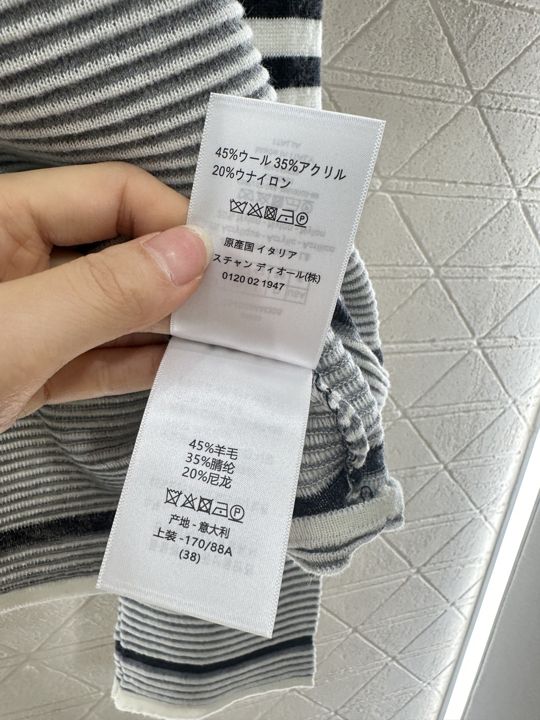 ♥DIo*♥2025新品上架
    宽松条纹针织毛衣
定制YB羊毛纱线织造 质感舒适 弹力十足 素黑包