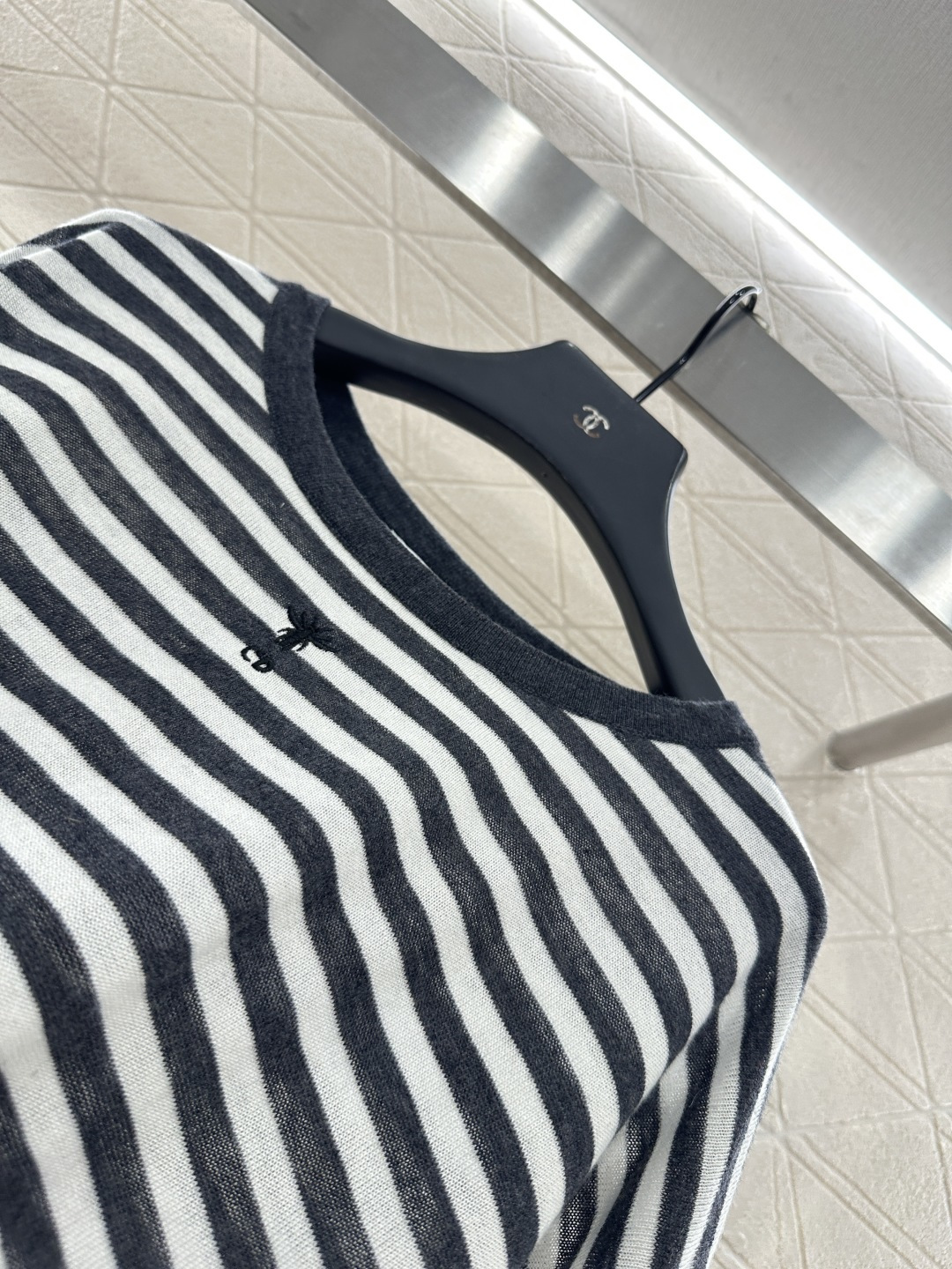 ♥DIo*♥2025新品上架
    宽松条纹针织毛衣
定制YB羊毛纱线织造 质感舒适 弹力十足 素黑包