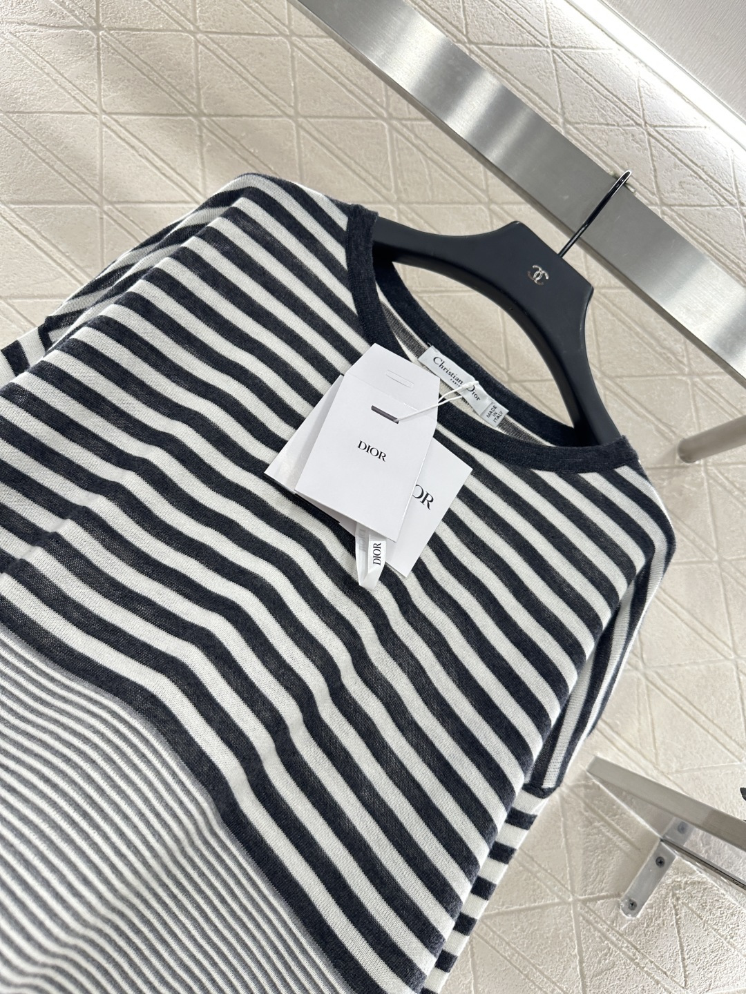 ♥DIo*♥2025新品上架
    宽松条纹针织毛衣
定制YB羊毛纱线织造 质感舒适 弹力十足 素黑包