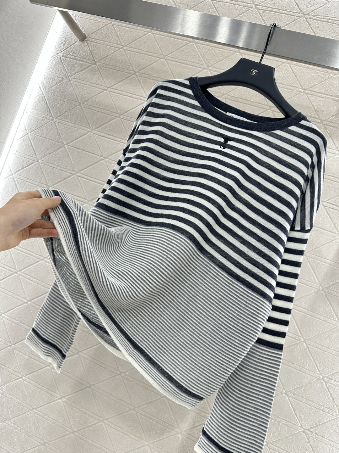 ♥DIo*♥2025新品上架
    宽松条纹针织毛衣
定制YB羊毛纱线织造 质感舒适 弹力十足 素黑包