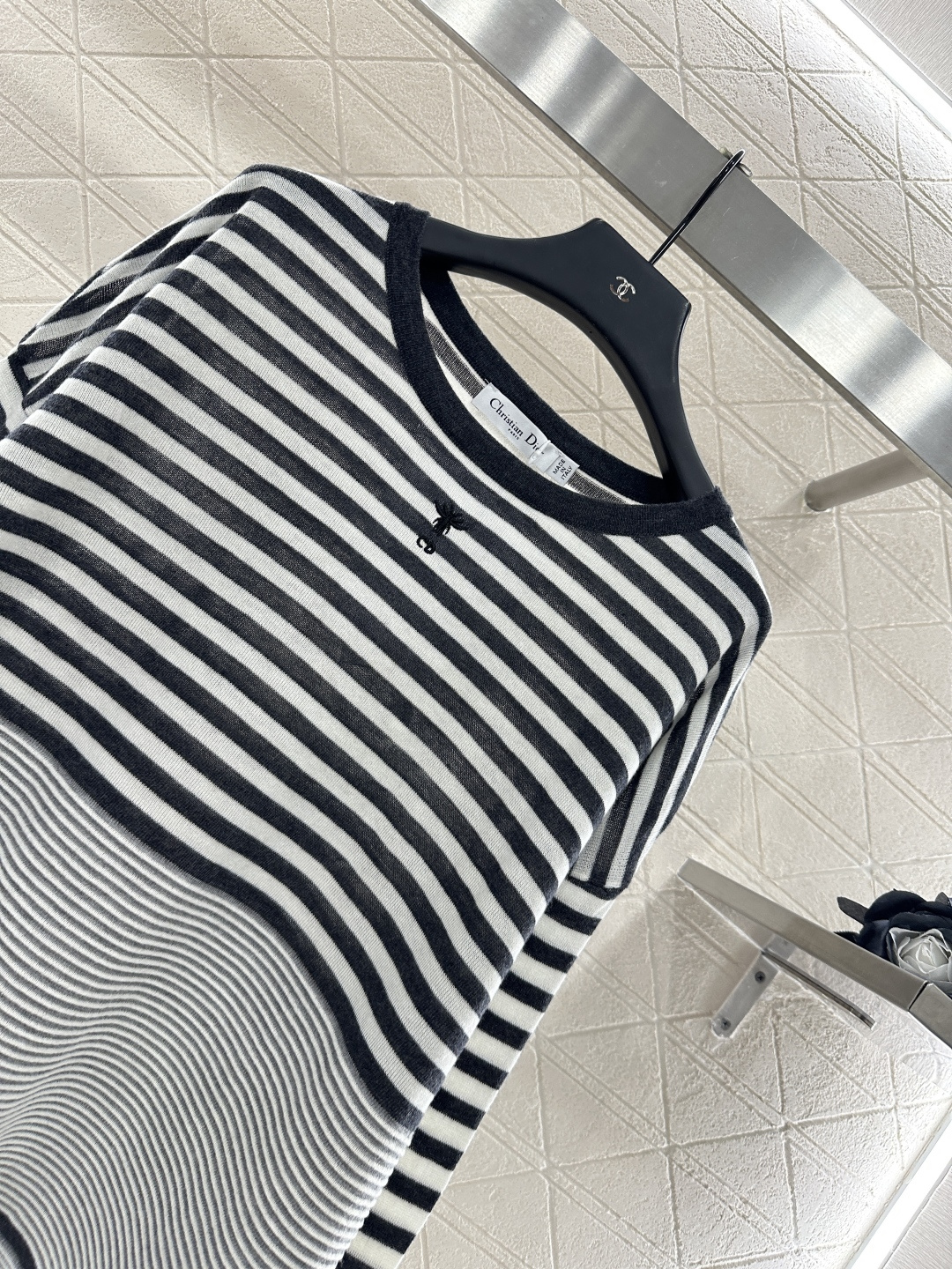 ♥DIo*♥2025新品上架
    宽松条纹针织毛衣
定制YB羊毛纱线织造 质感舒适 弹力十足 素黑包