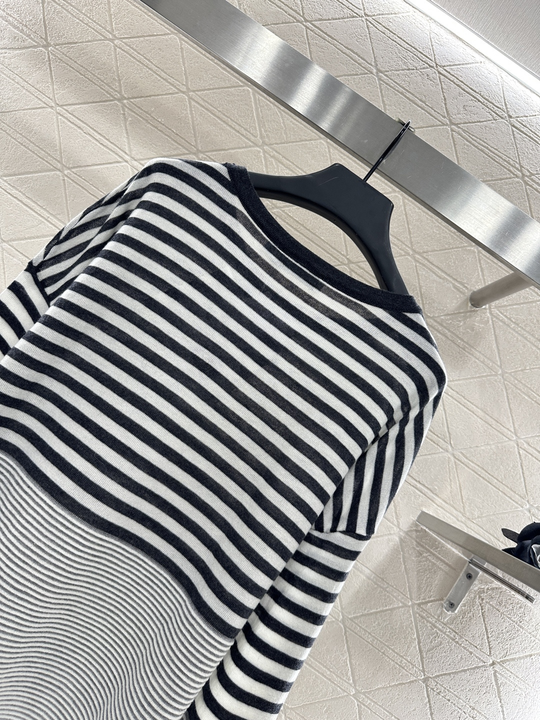 ♥DIo*♥2025新品上架
    宽松条纹针织毛衣
定制YB羊毛纱线织造 质感舒适 弹力十足 素黑包