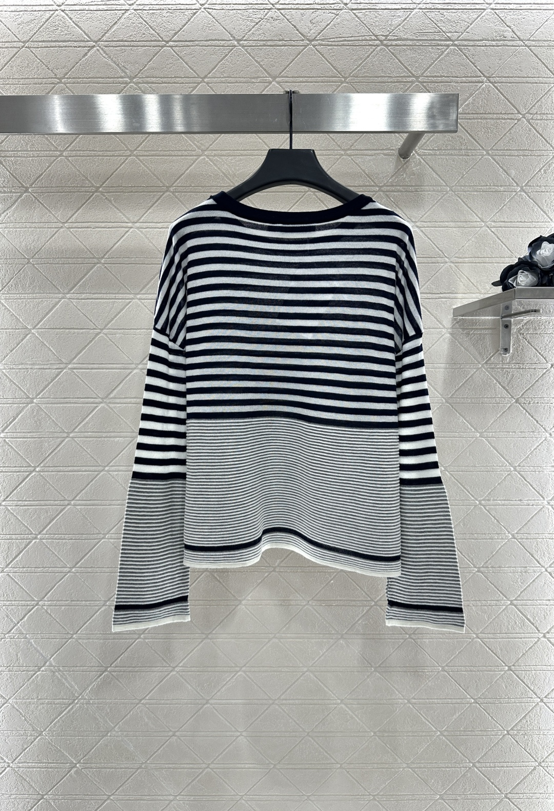 ♥DIo*♥2025新品上架
    宽松条纹针织毛衣
定制YB羊毛纱线织造 质感舒适 弹力十足 素黑包