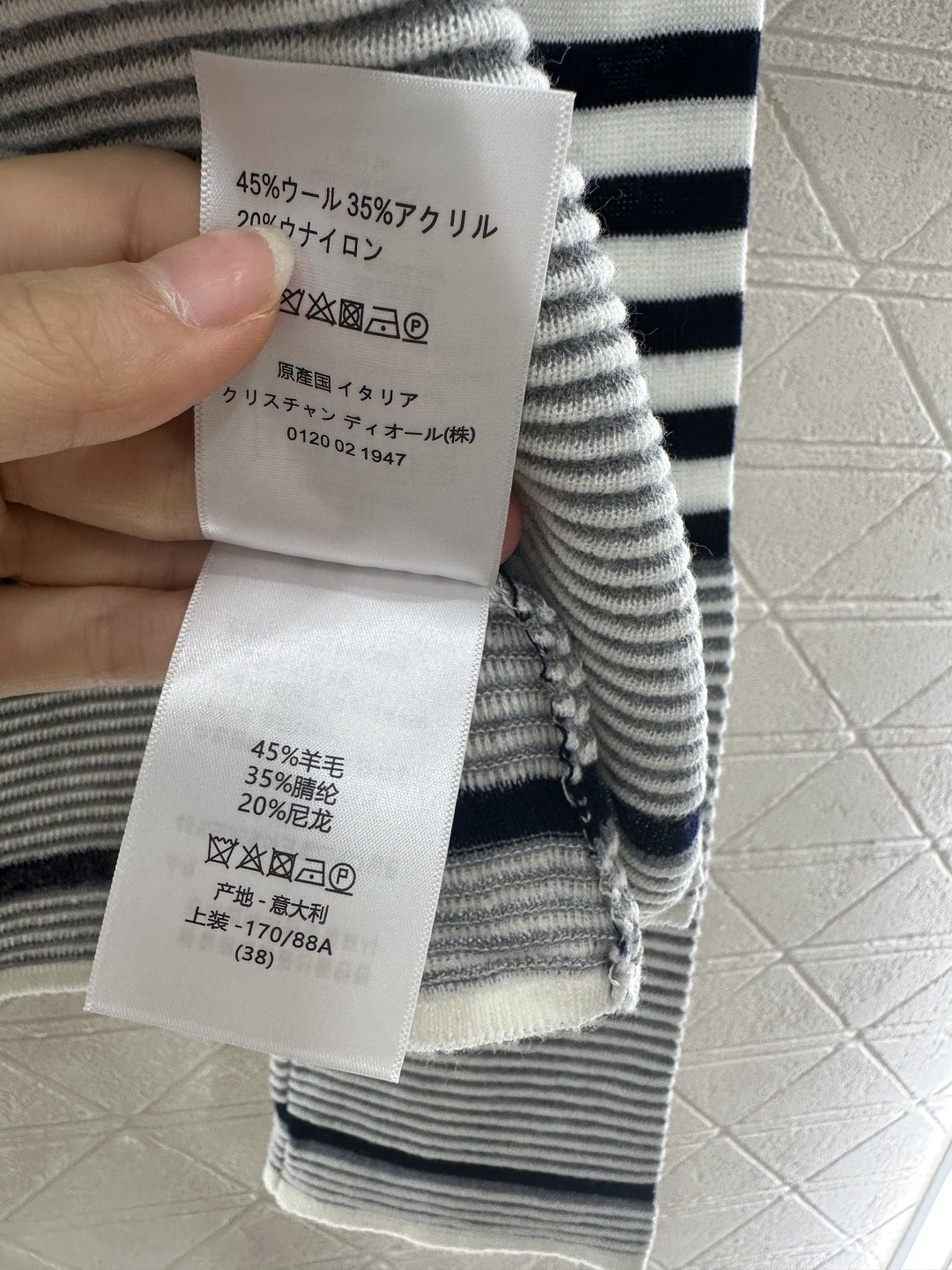 ♥DIo*♥2025新品上架
    宽松条纹针织毛衣
定制YB羊毛纱线织造 质感舒适 弹力十足 素黑包