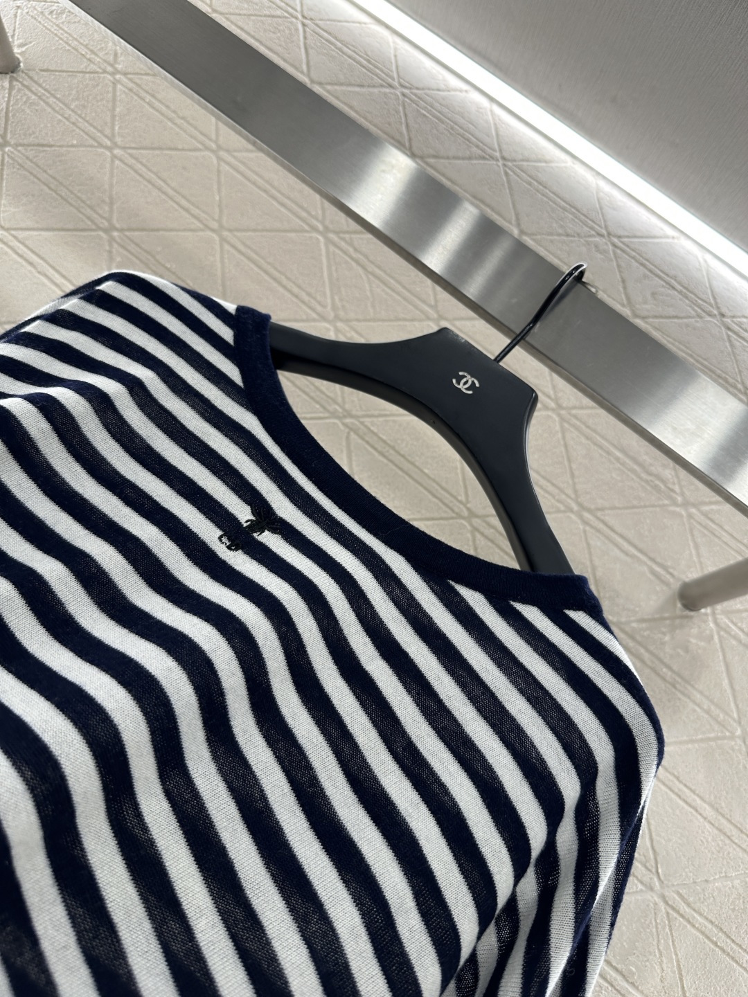 ♥DIo*♥2025新品上架
    宽松条纹针织毛衣
定制YB羊毛纱线织造 质感舒适 弹力十足 素黑包