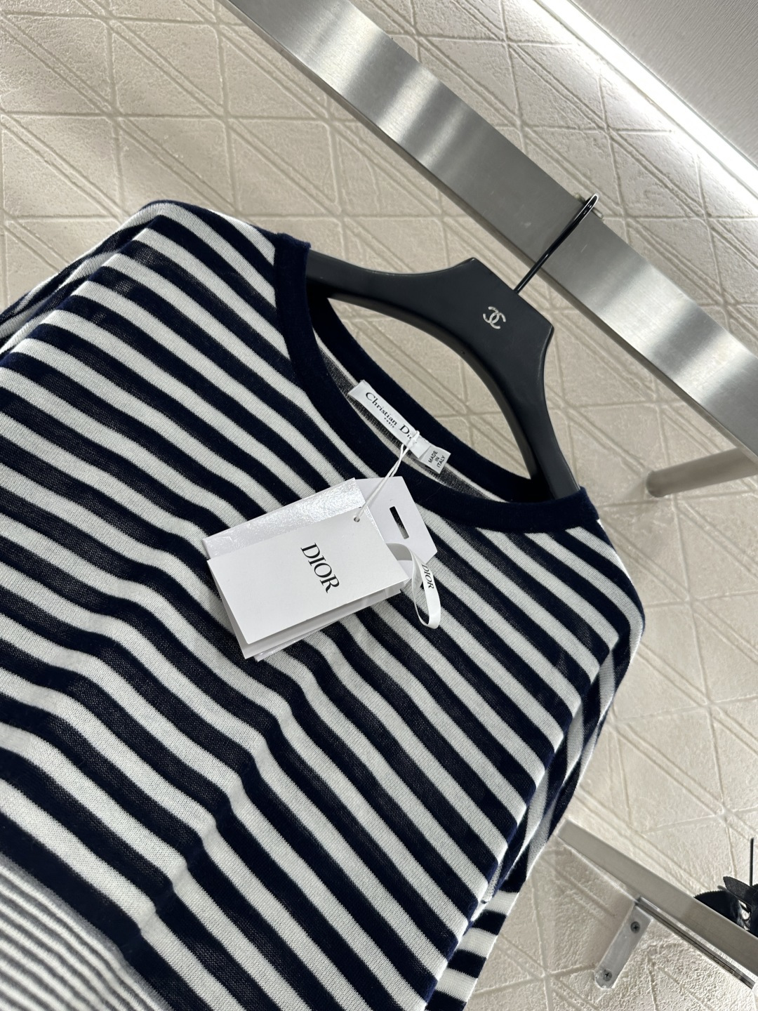 ♥DIo*♥2025新品上架
    宽松条纹针织毛衣
定制YB羊毛纱线织造 质感舒适 弹力十足 素黑包