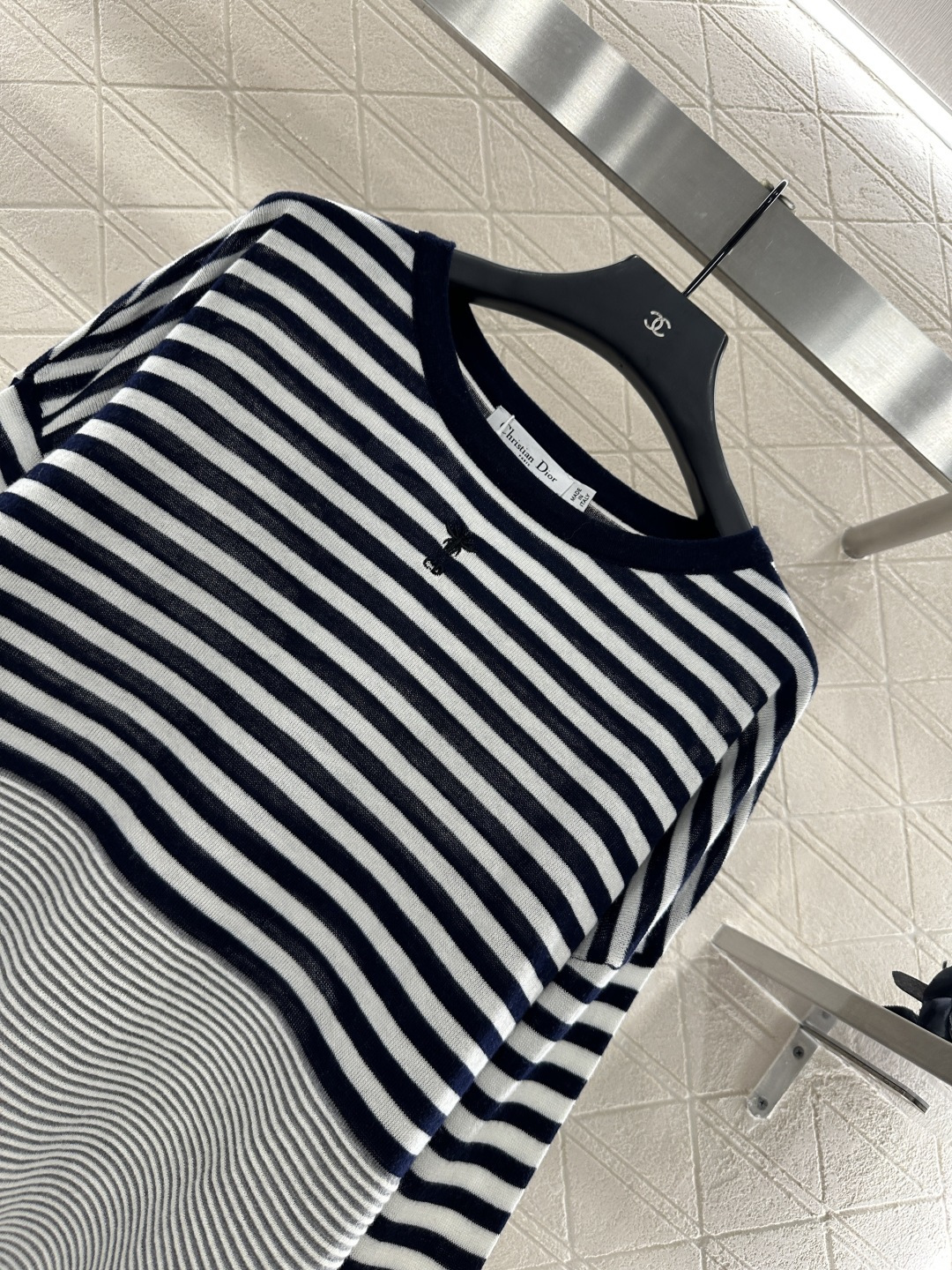 ♥DIo*♥2025新品上架
    宽松条纹针织毛衣
定制YB羊毛纱线织造 质感舒适 弹力十足 素黑包