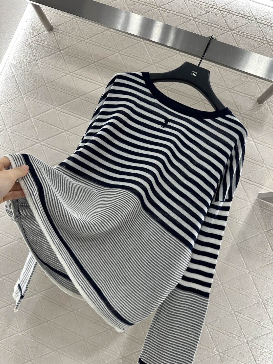 ♥DIo*♥2025新品上架
    宽松条纹针织毛衣
定制YB羊毛纱线织造 质感舒适 弹力十足 素黑包