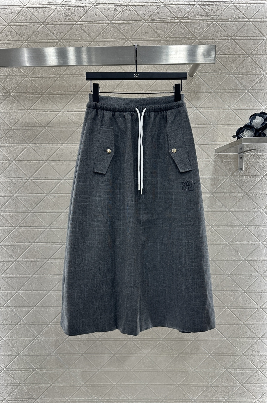 ♥Miumi*♥2025新品上架
   翻领外套抽绳半裙套装
定制YB进口材质 质感光泽 舒适有型 翻领