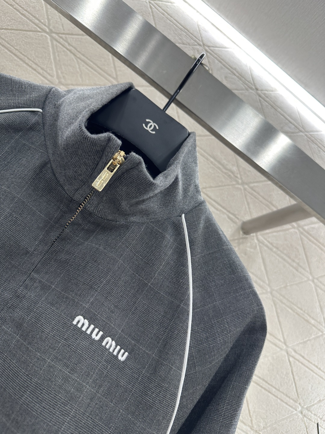 ♥Miumi*♥2025新品上架
   翻领外套抽绳半裙套装
定制YB进口材质 质感光泽 舒适有型 翻领