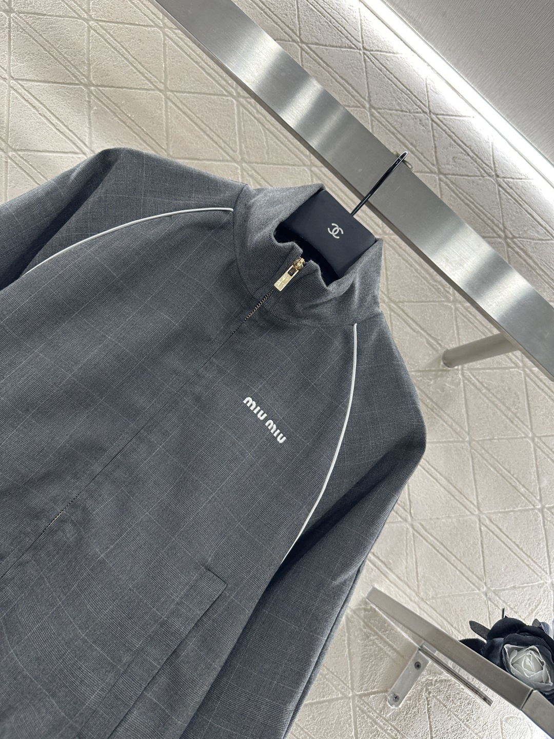 ♥Miumi*♥2025新品上架
   翻领外套抽绳半裙套装
定制YB进口材质 质感光泽 舒适有型 翻领