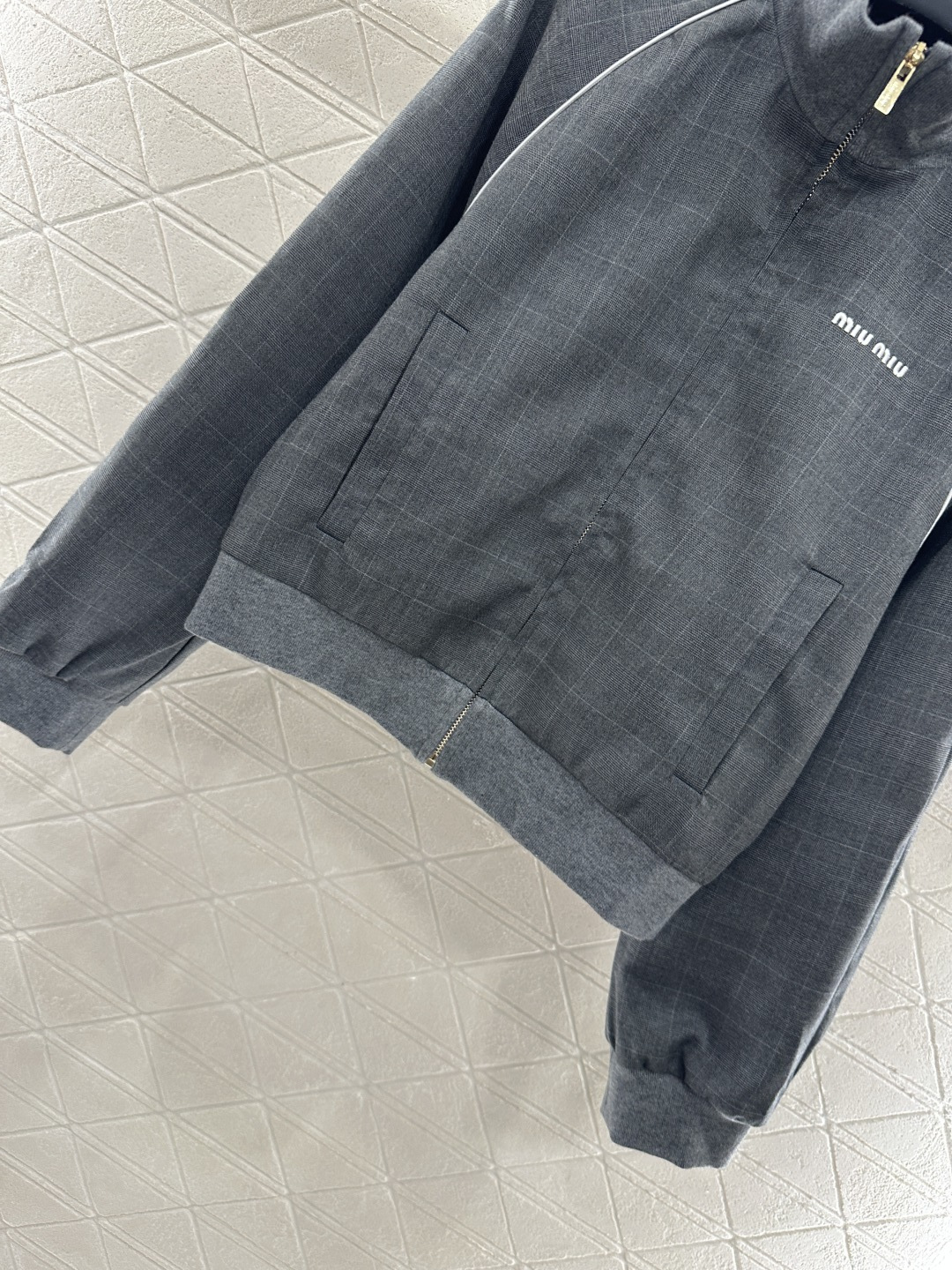 ♥Miumi*♥2025新品上架
   翻领外套抽绳半裙套装
定制YB进口材质 质感光泽 舒适有型 翻领