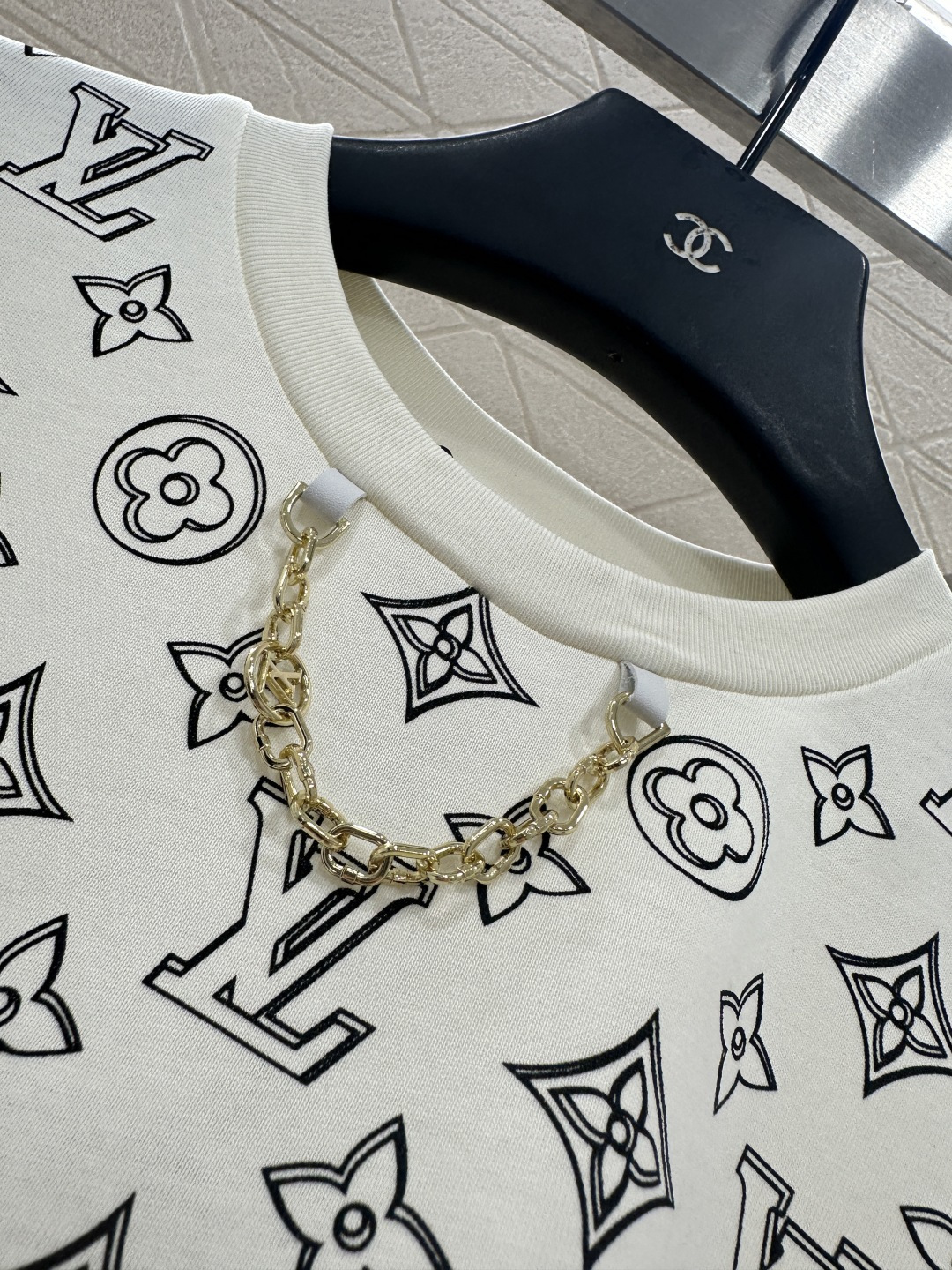 ♥Louis Vuitto*♥2025新品上架
      圆领印花链条𝑇𝑒𝑒
定制YB斜纹全棉材质 透