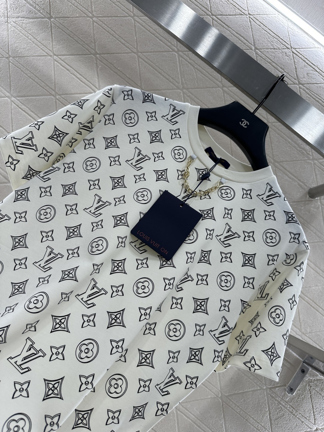 ♥Louis Vuitto*♥2025新品上架
      圆领印花链条𝑇𝑒𝑒
定制YB斜纹全棉材质 透