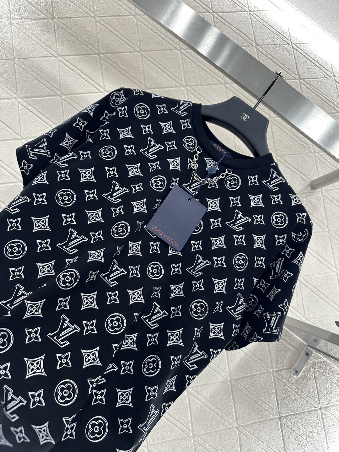 ♥Louis Vuitto*♥2025新品上架
      圆领印花链条𝑇𝑒𝑒
定制YB斜纹全棉材质 透