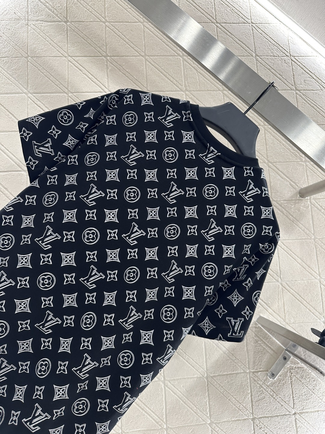 ♥Louis Vuitto*♥2025新品上架
      圆领印花链条𝑇𝑒𝑒
定制YB斜纹全棉材质 透