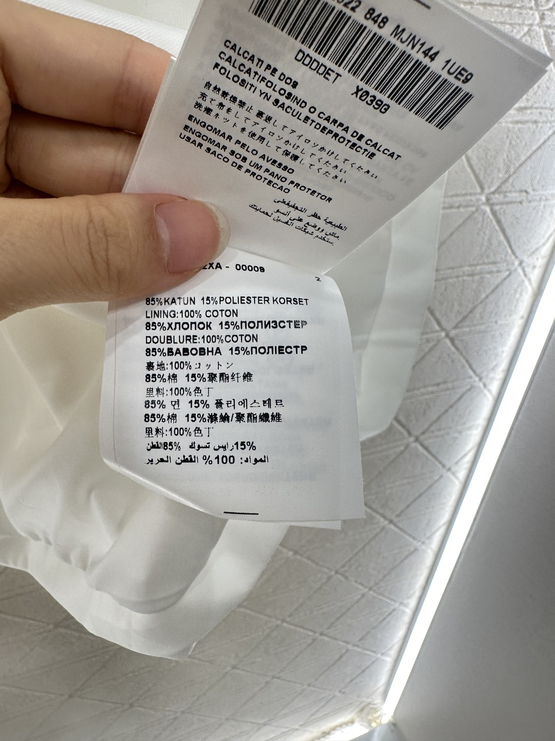 ♥Prad*♥2025新品上架
      连帽中长款外套
定制YB进口暗纹提花冲锋材质 质感高级 挺括