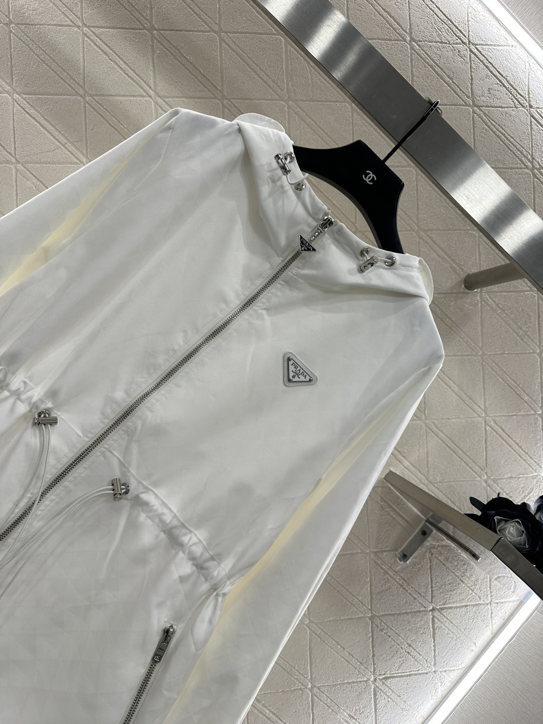 ♥Prad*♥2025新品上架
      连帽中长款外套
定制YB进口暗纹提花冲锋材质 质感高级 挺括