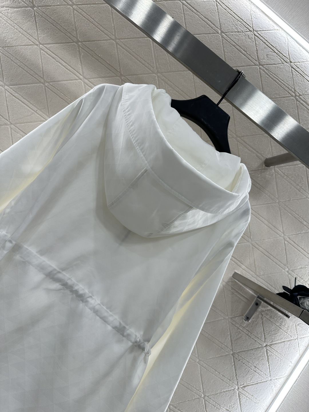 ♥Prad*♥2025新品上架
      连帽中长款外套
定制YB进口暗纹提花冲锋材质 质感高级 挺括