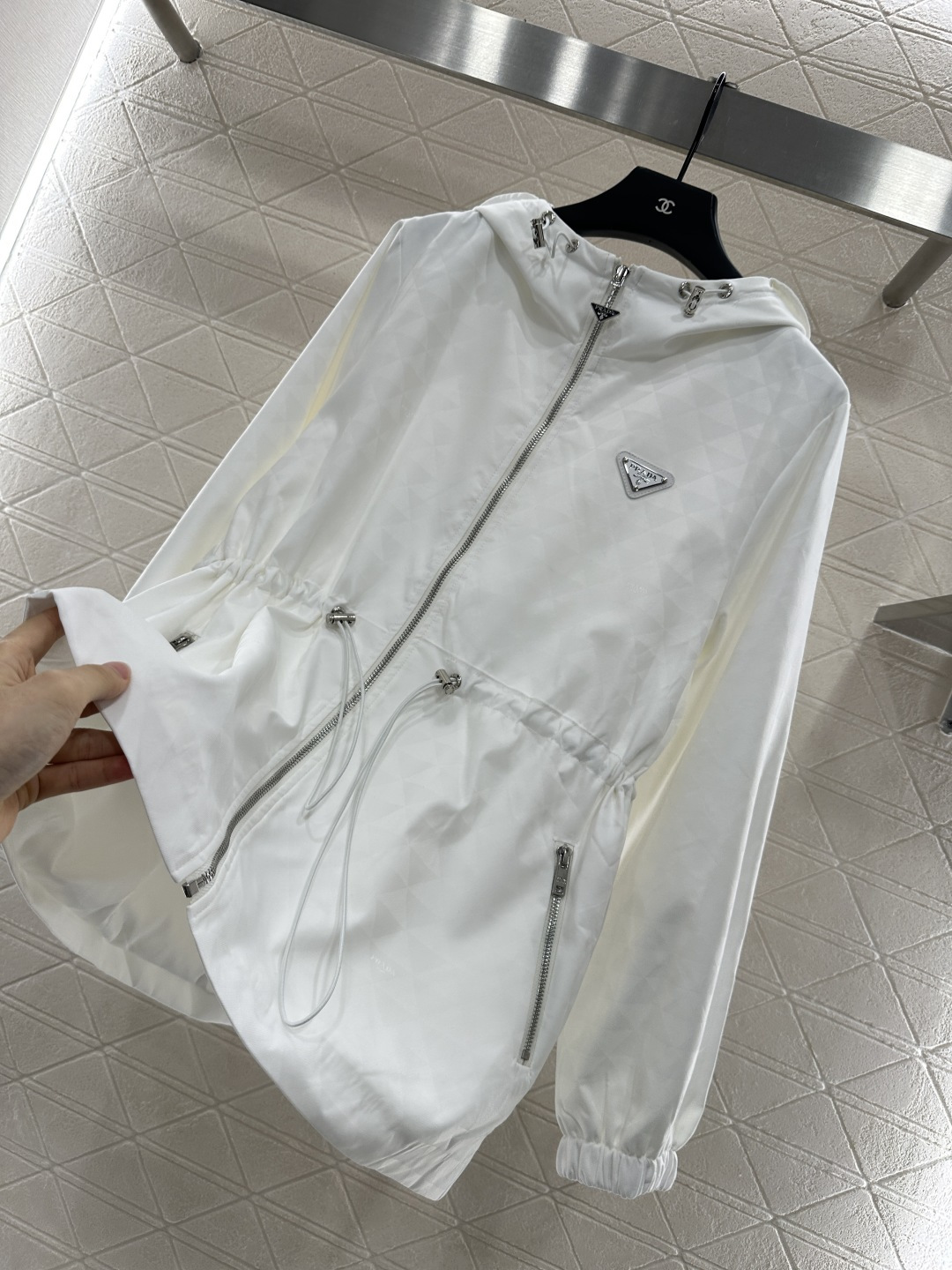 ♥Prad*♥2025新品上架
      连帽中长款外套
定制YB进口暗纹提花冲锋材质 质感高级 挺括