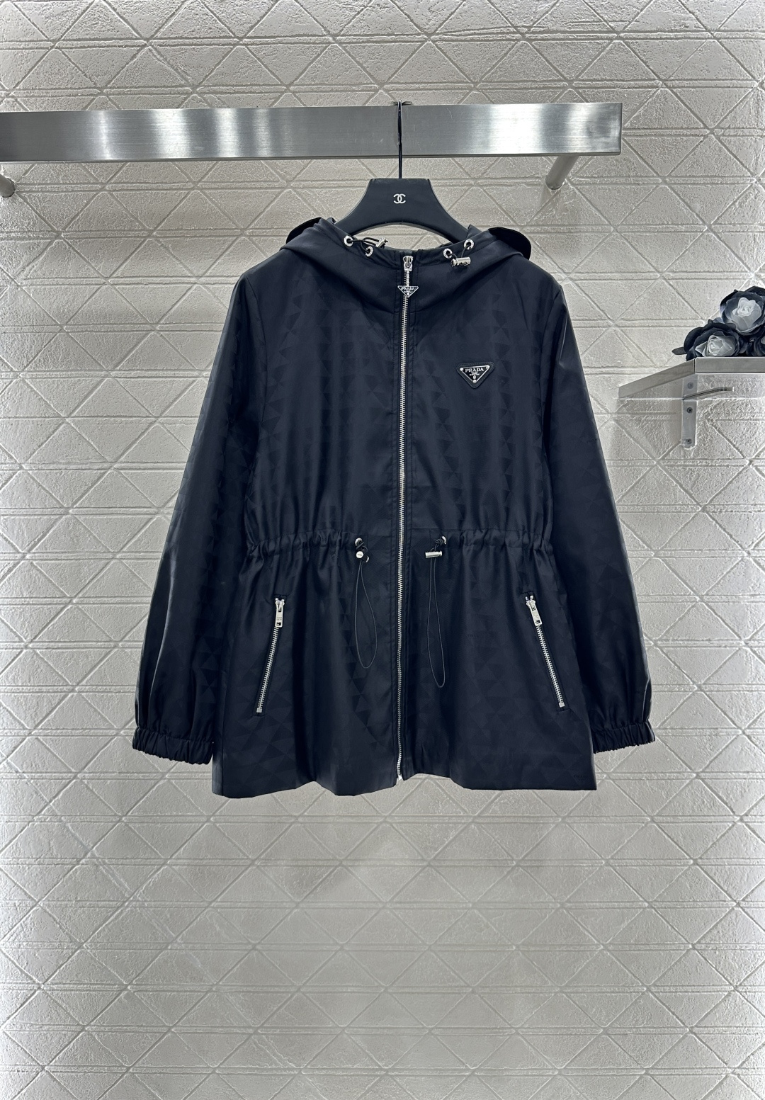 ♥Prad*♥2025新品上架
      连帽中长款外套
定制YB进口暗纹提花冲锋材质 质感高级 挺括