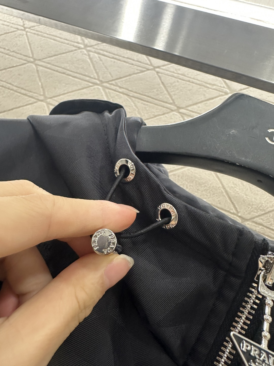 ♥Prad*♥2025新品上架
      连帽中长款外套
定制YB进口暗纹提花冲锋材质 质感高级 挺括