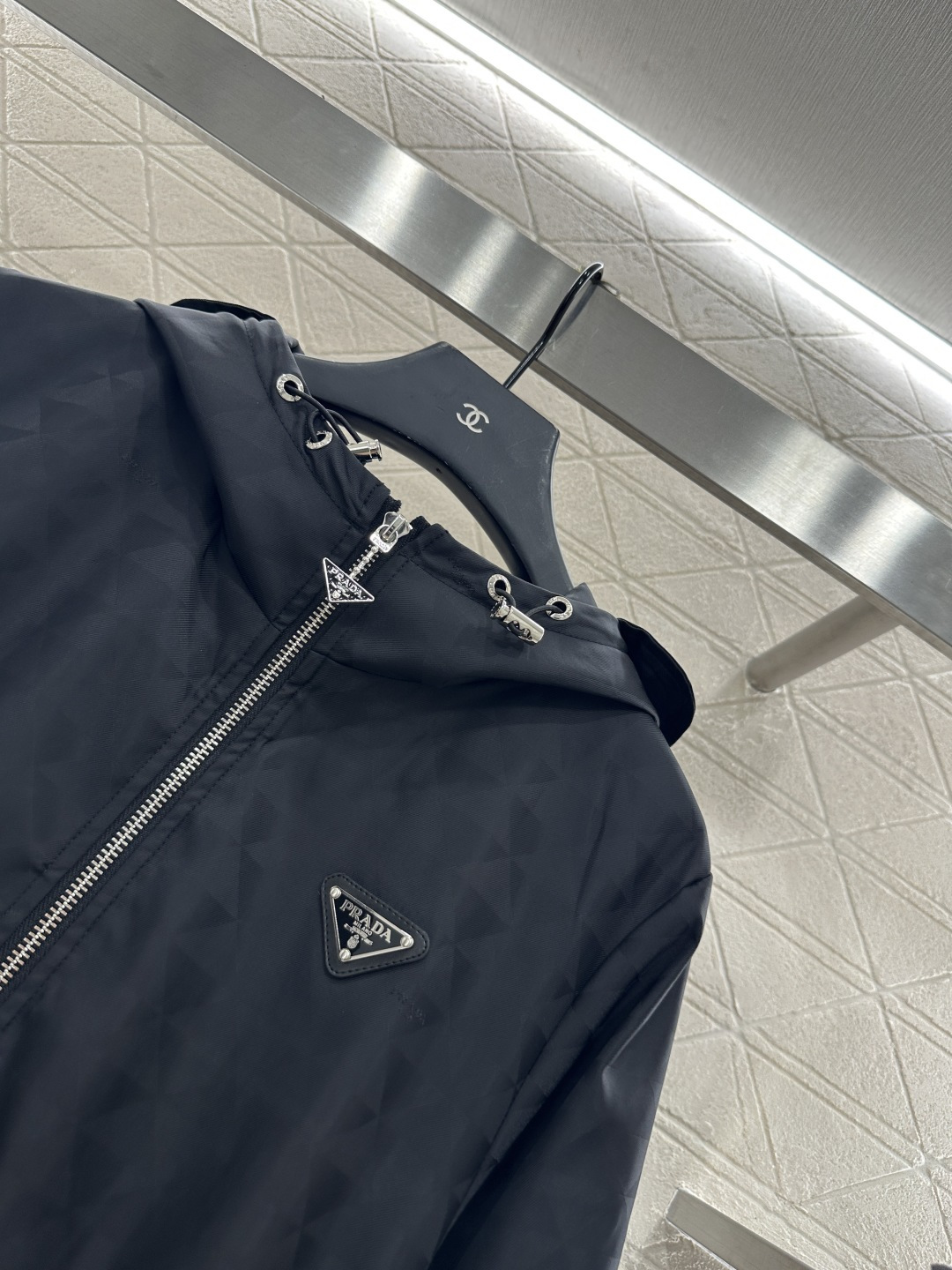 ♥Prad*♥2025新品上架
      连帽中长款外套
定制YB进口暗纹提花冲锋材质 质感高级 挺括