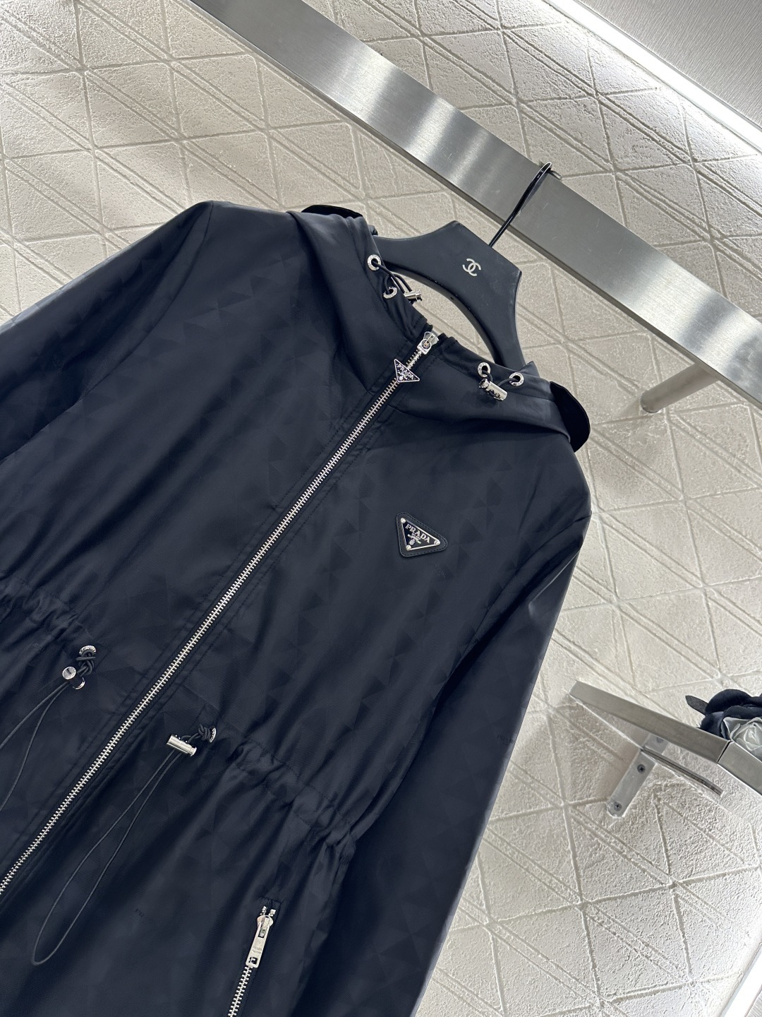 ♥Prad*♥2025新品上架
      连帽中长款外套
定制YB进口暗纹提花冲锋材质 质感高级 挺括