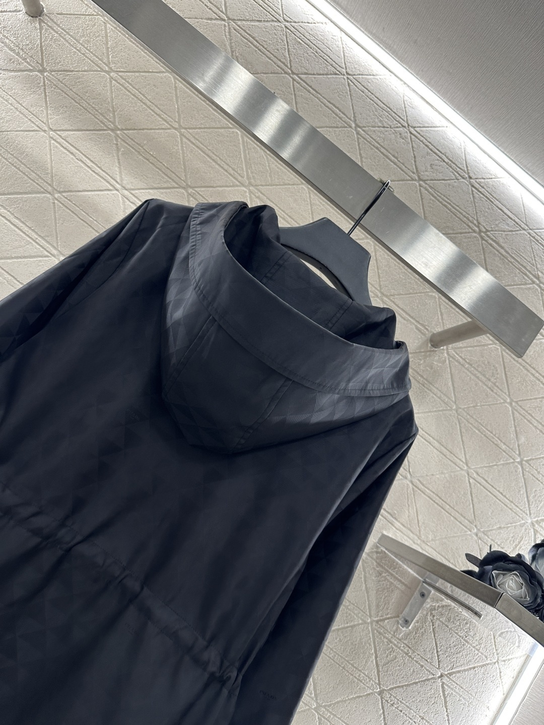 ♥Prad*♥2025新品上架
      连帽中长款外套
定制YB进口暗纹提花冲锋材质 质感高级 挺括