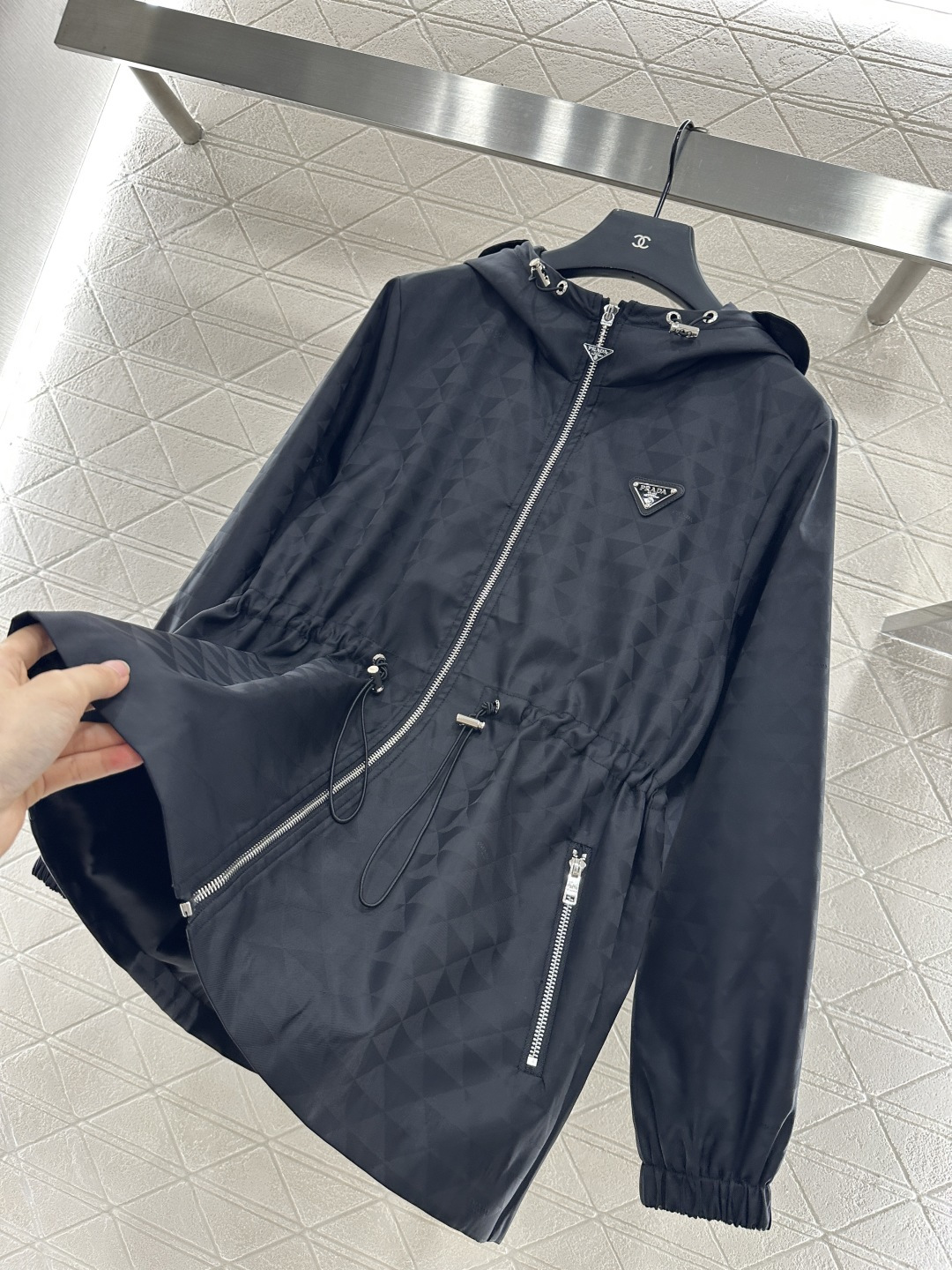 ♥Prad*♥2025新品上架
      连帽中长款外套
定制YB进口暗纹提花冲锋材质 质感高级 挺括