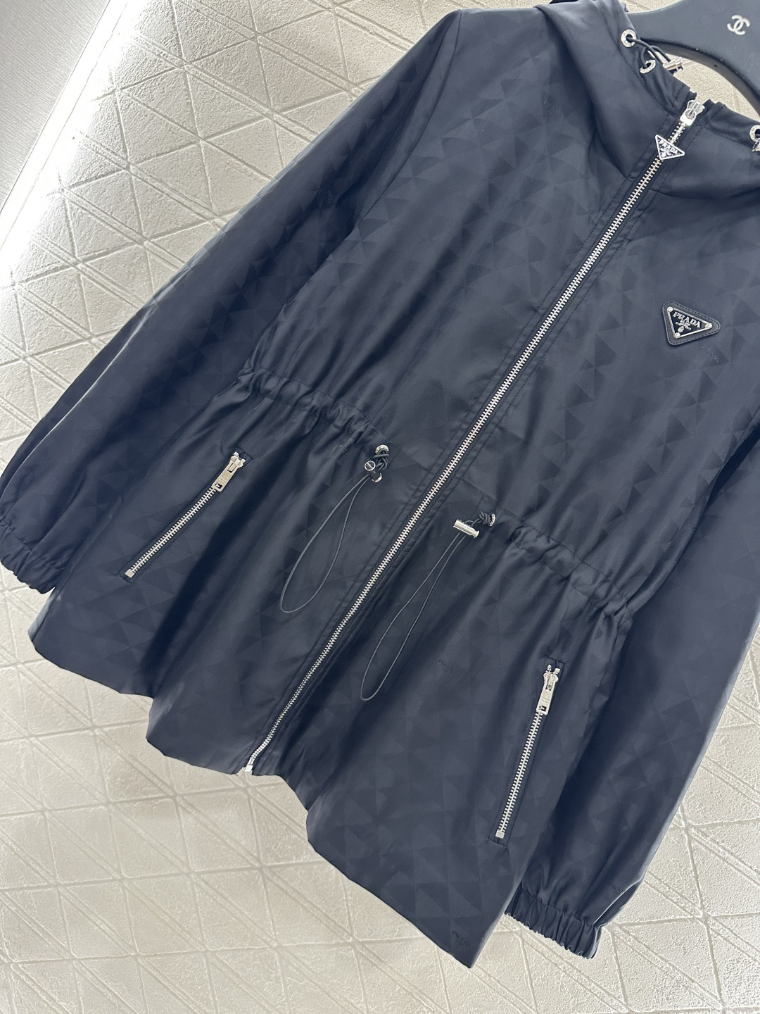 ♥Prad*♥2025新品上架
      连帽中长款外套
定制YB进口暗纹提花冲锋材质 质感高级 挺括