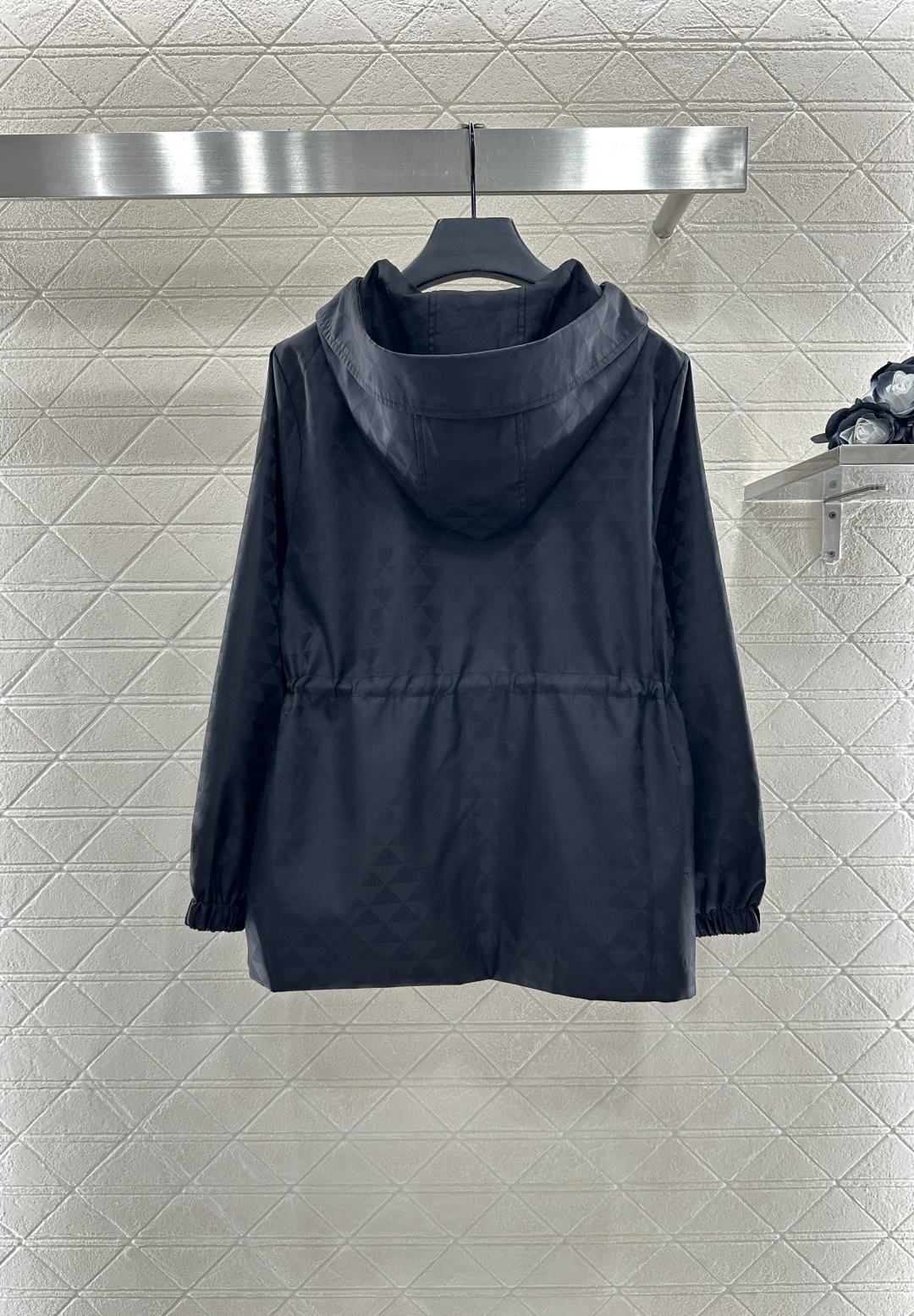 ♥Prad*♥2025新品上架
      连帽中长款外套
定制YB进口暗纹提花冲锋材质 质感高级 挺括