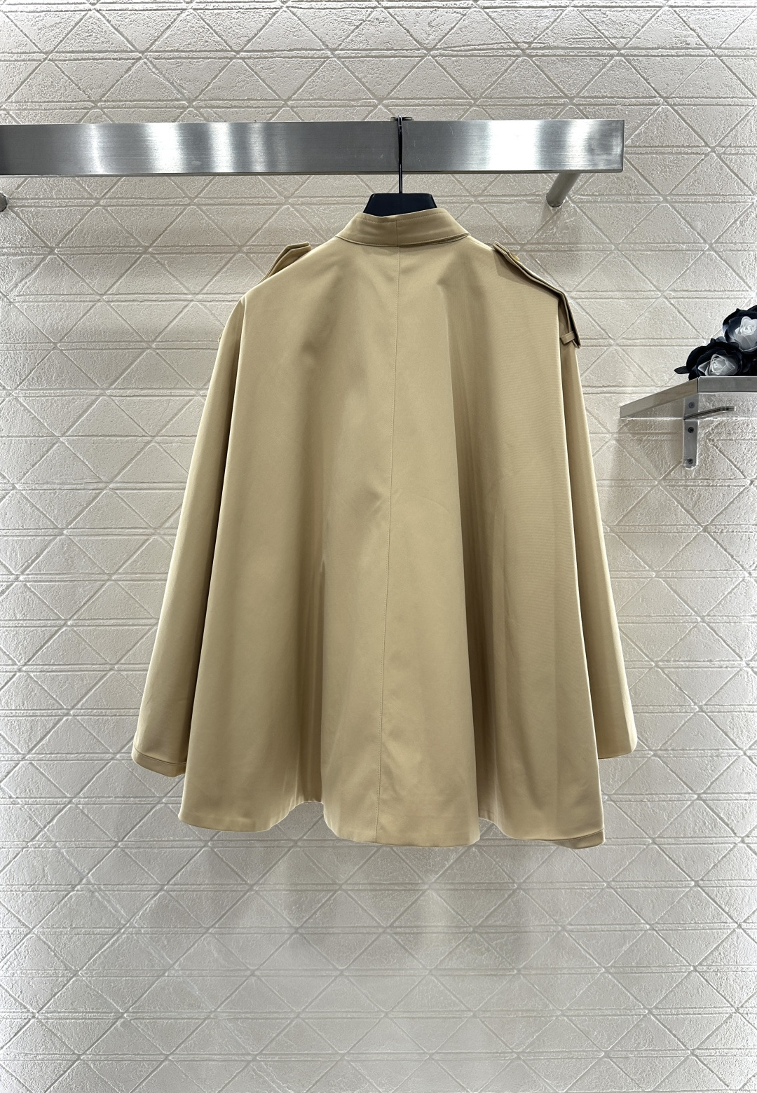 ♥BBR*♥2025新品上架
      披肩斗篷风衣
定制YB进口风衣材质 质感立挺 上身有型 内印格