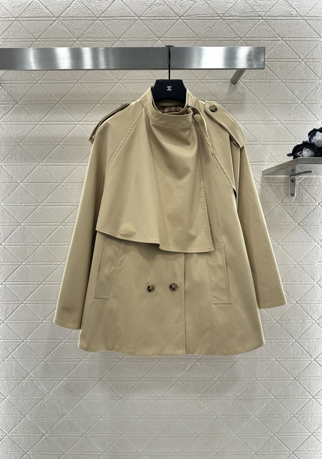 ♥BBR*♥2025新品上架
      披肩斗篷风衣
定制YB进口风衣材质 质感立挺 上身有型 内印格