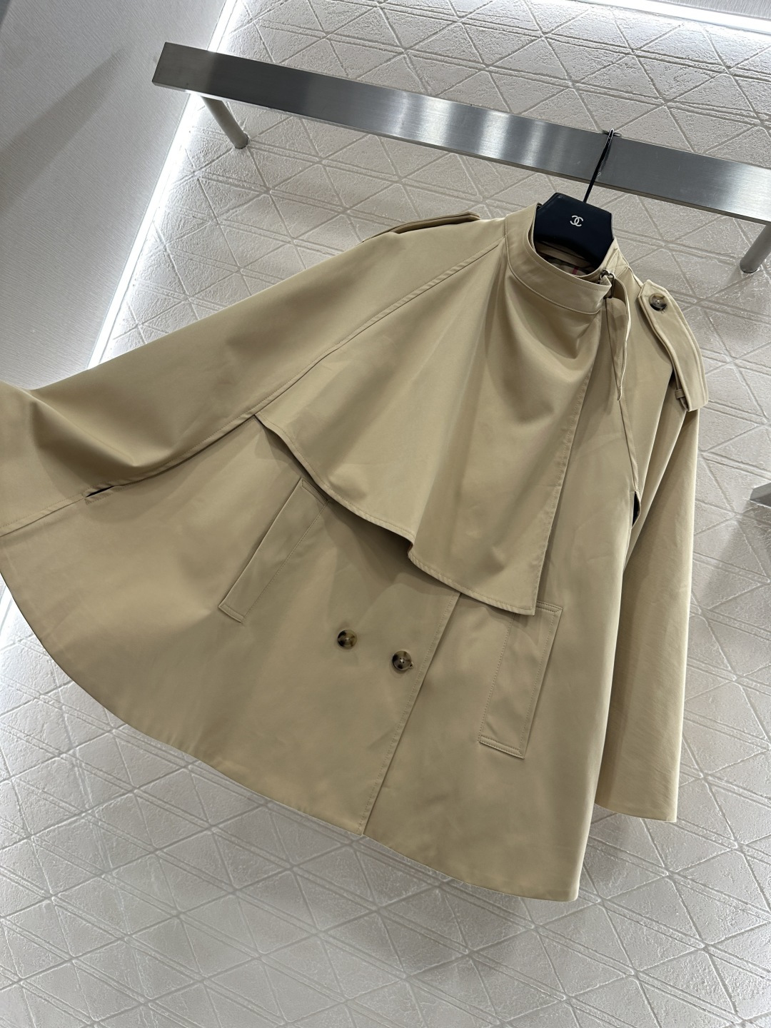 ♥BBR*♥2025新品上架
      披肩斗篷风衣
定制YB进口风衣材质 质感立挺 上身有型 内印格