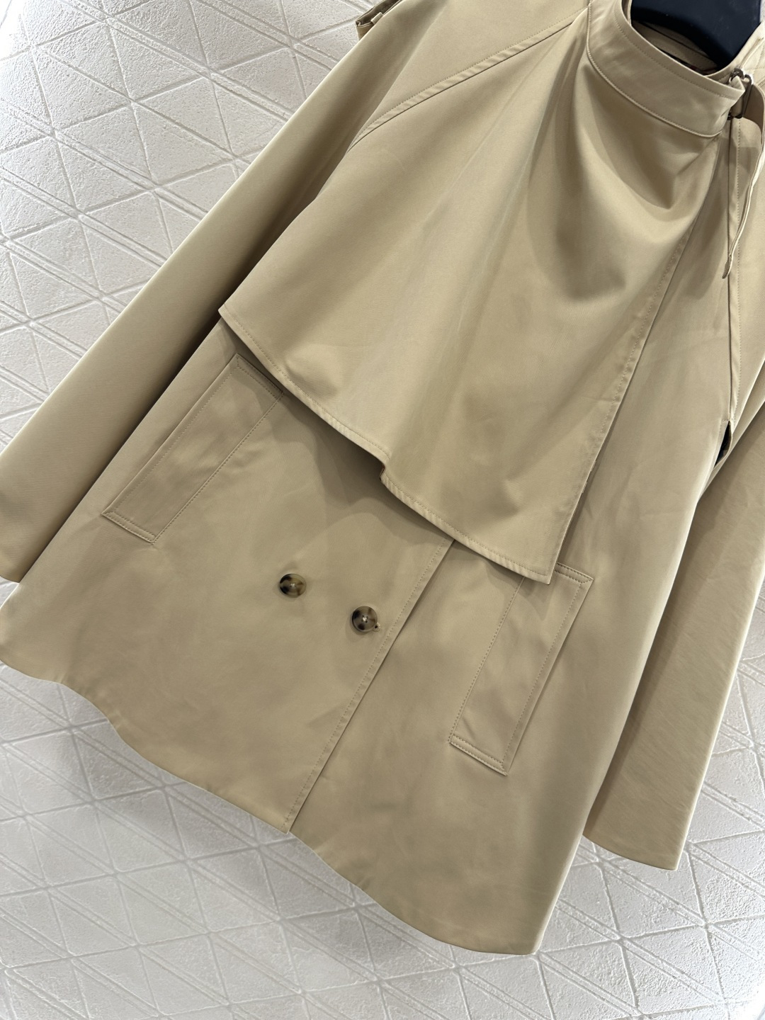 ♥BBR*♥2025新品上架
      披肩斗篷风衣
定制YB进口风衣材质 质感立挺 上身有型 内印格